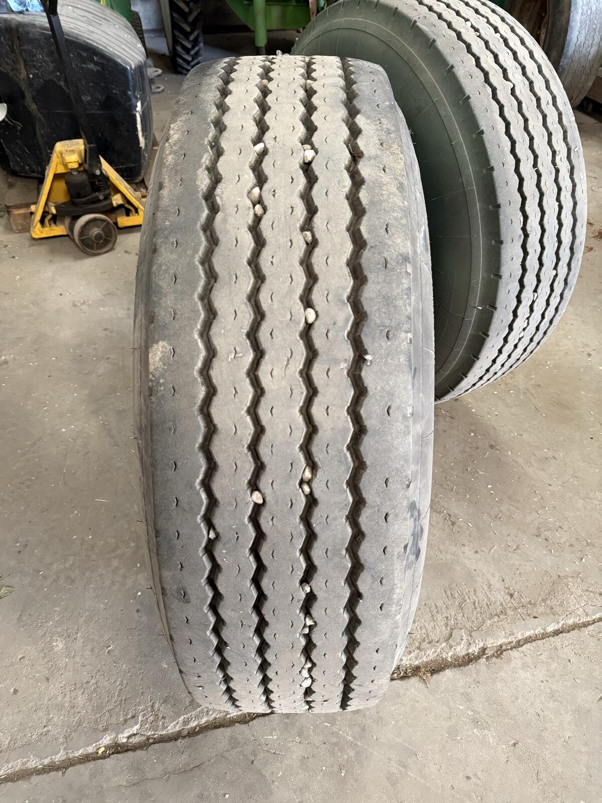 2x 365/80R20 2