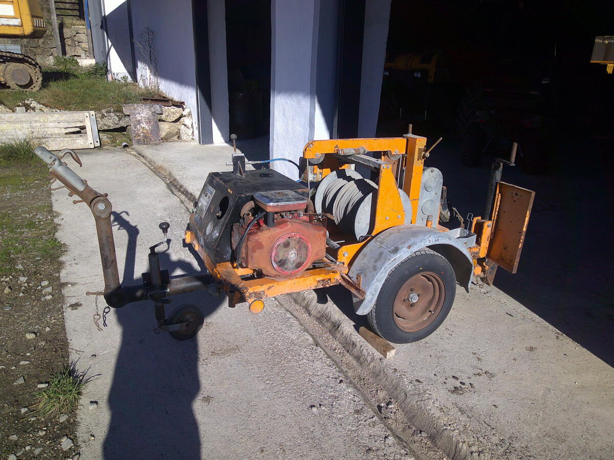 Seilwinde auf Anhänger 1