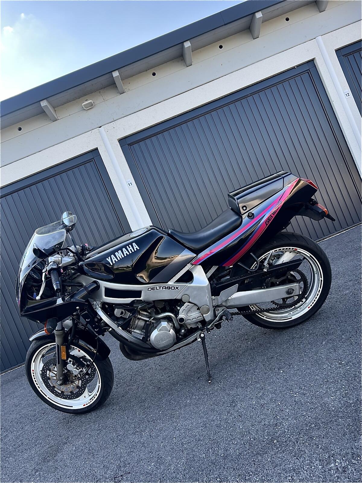 Yamaha FZR 500 mit Pickerl 3