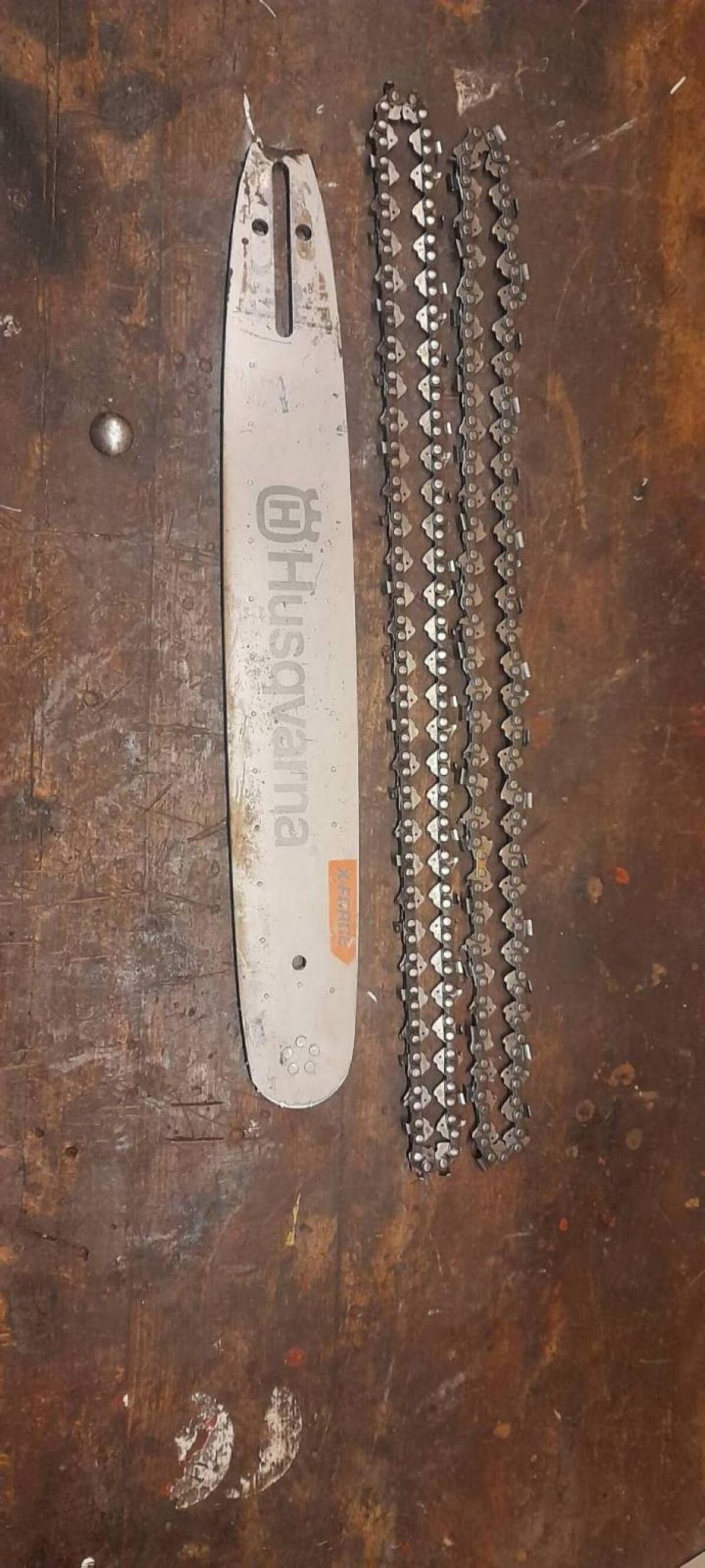 Motorsägenschwert, 2 Ketten 1