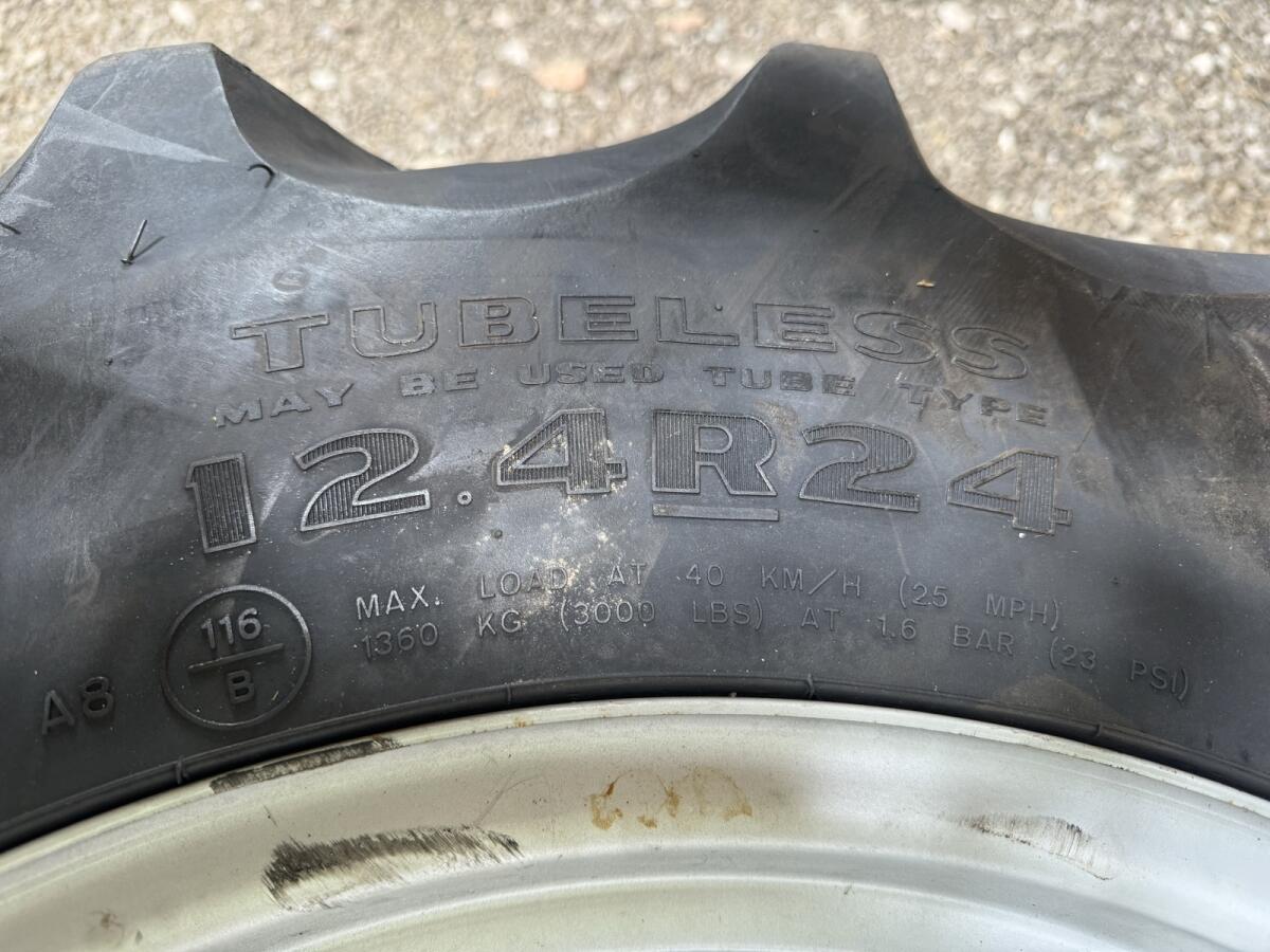 Reifen 12,4R24 2