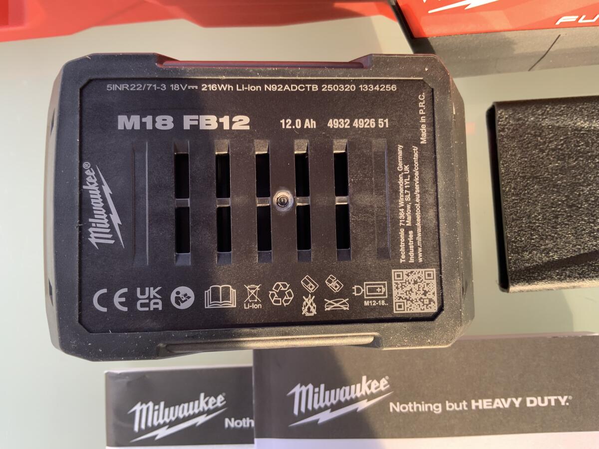 Milwaukee Akku Motorsäge M18FCHS + Akku M18FB12 FORGE - NEU 2