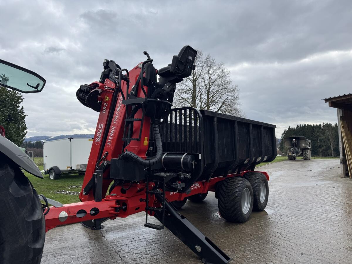STEPA Holzladekran FZ 8090 mit Forstanhänger M16 AK 2