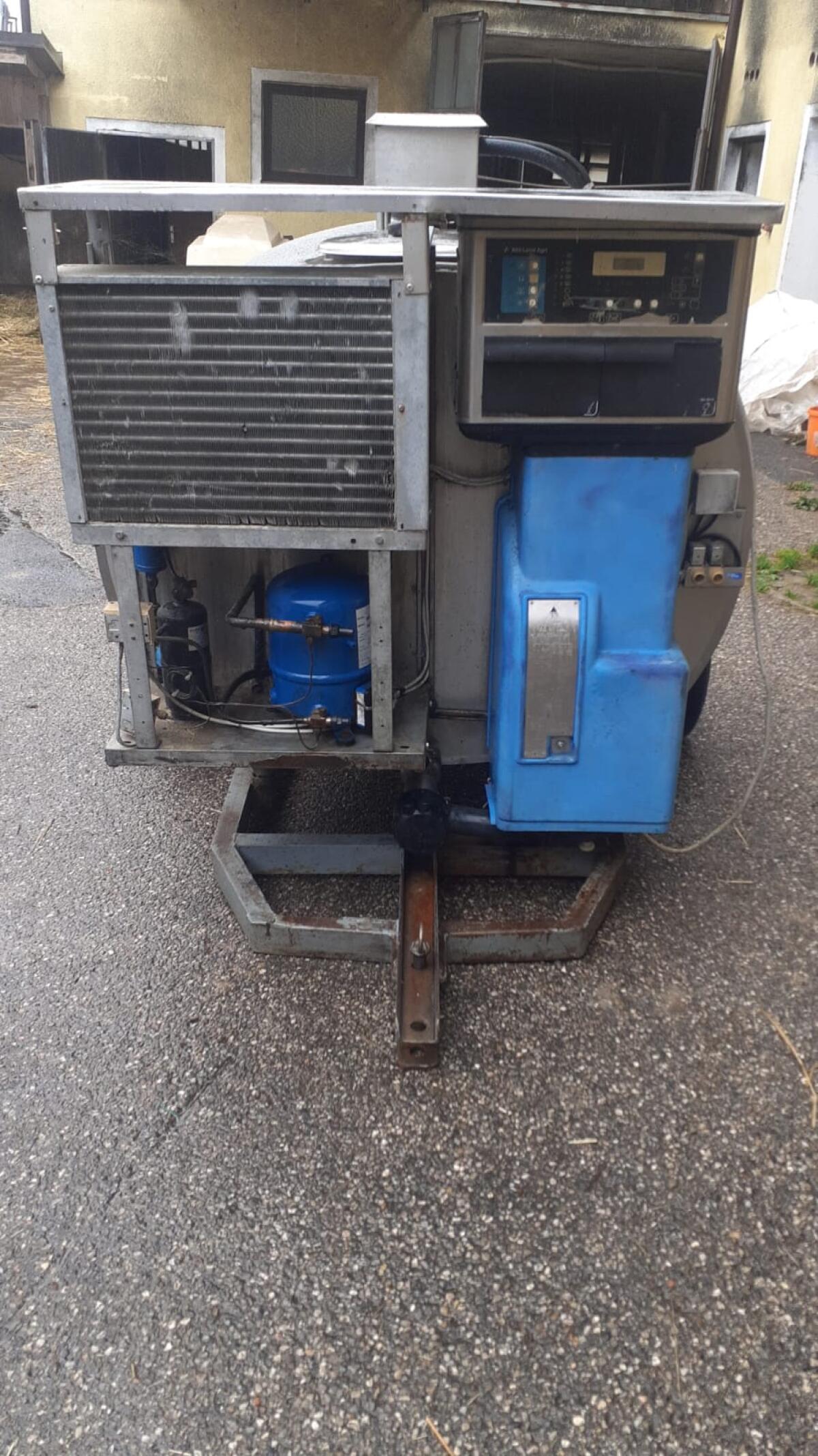 Verkaufe fahrbaren Alfa Milchtank 3