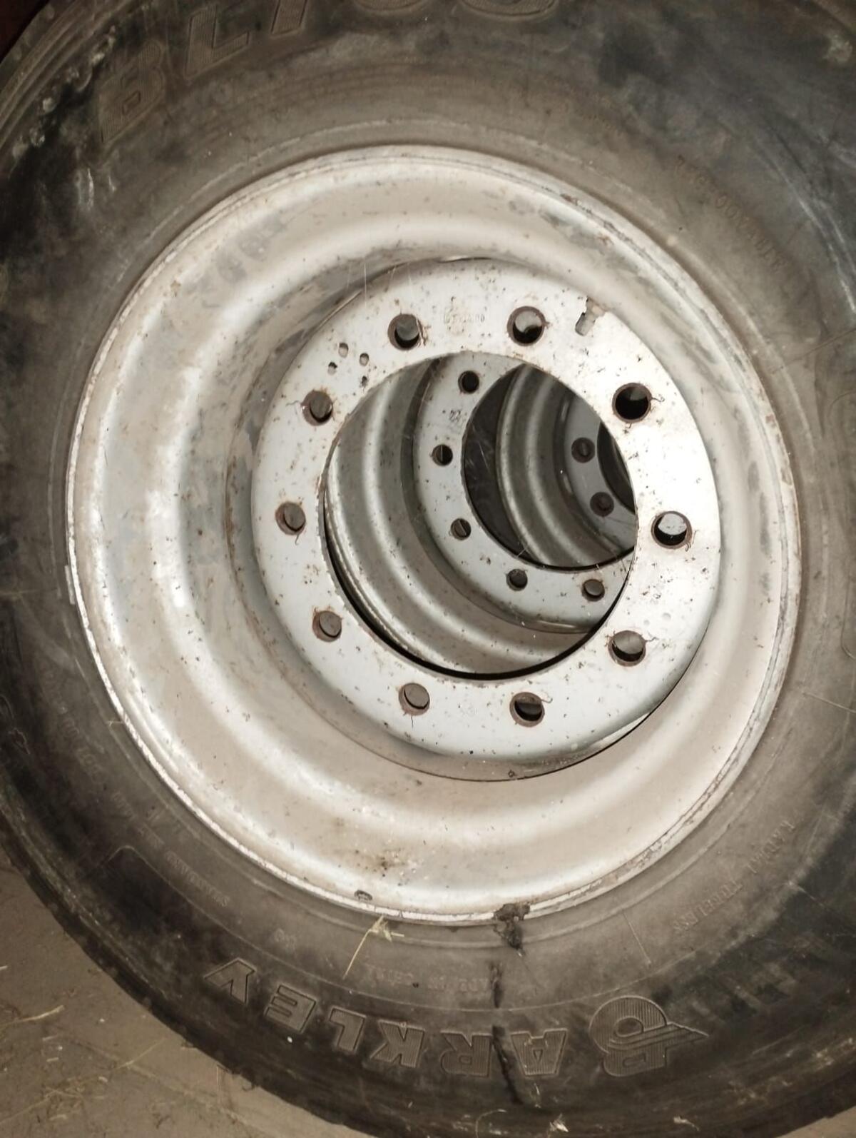 LKW Reifen mit Felge 3