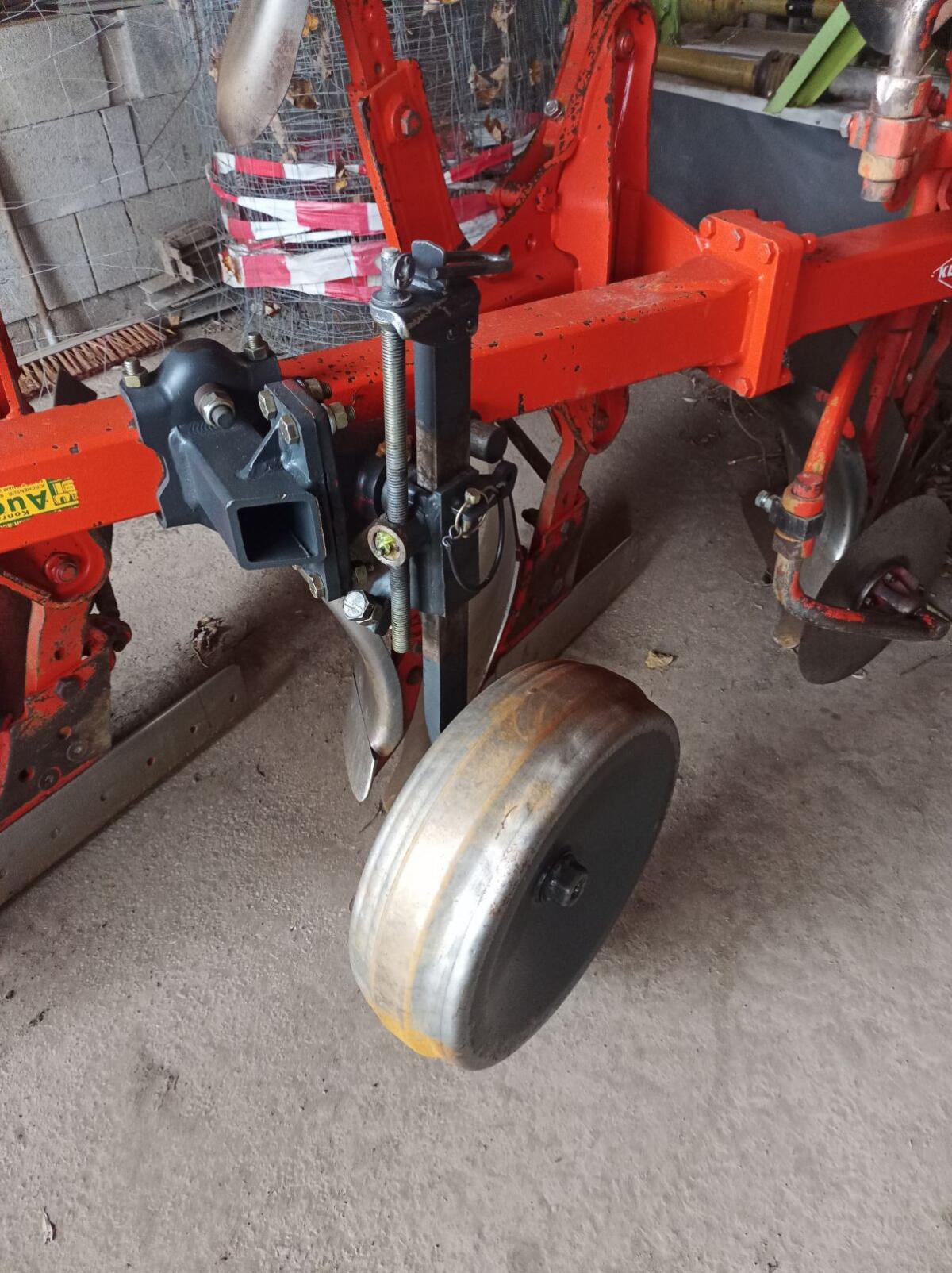 Volldrehpflug 4 Schar Kuhn 3