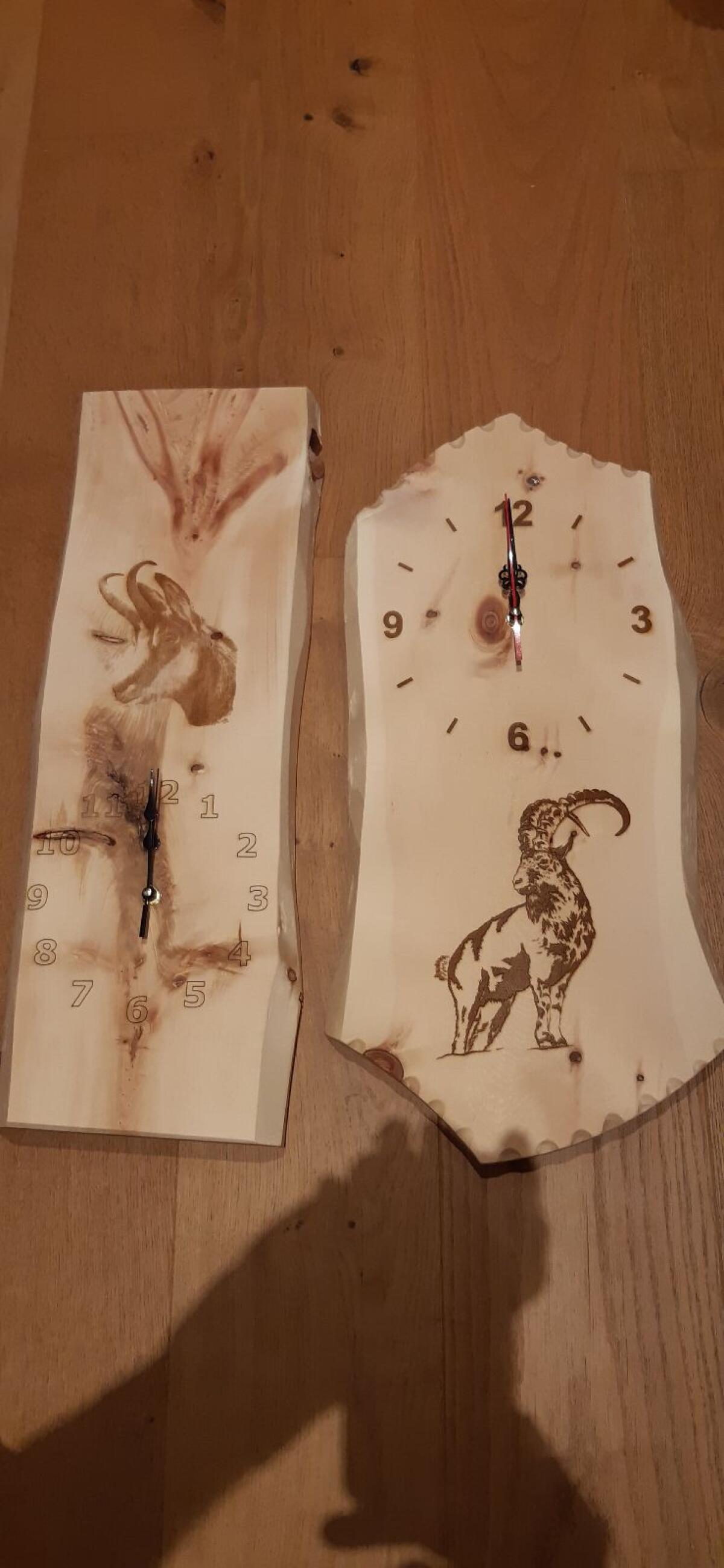 Zirbenuhr mit Steinbock 2