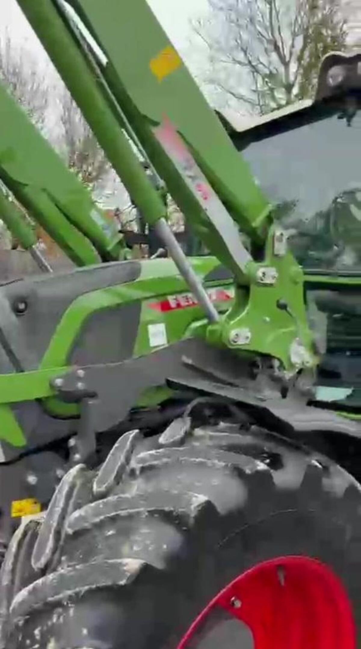 Fendt 207 Vario mit Fendt Cargo 3X65 Frontlader 3