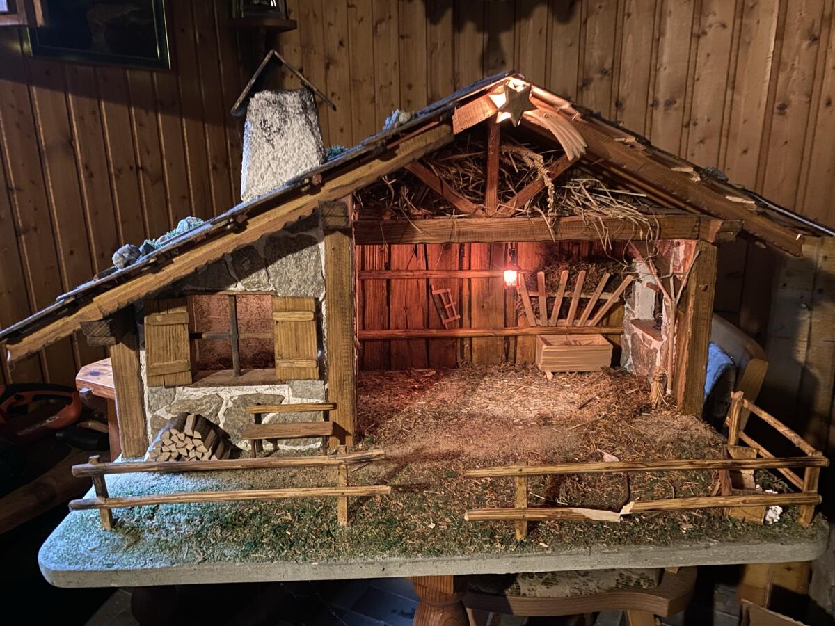 Selbstgebaute Krippe mit Beleuchtung und Figuren 1
