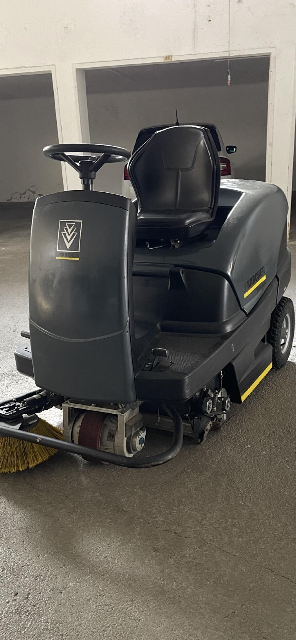 Große Profi Kärcher Kehrsaugmaschine KM 100/100 R 1