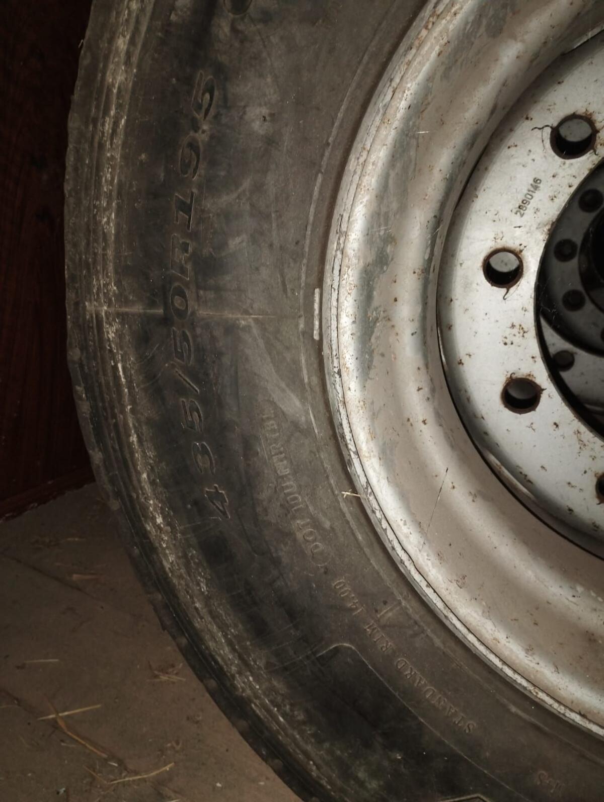 LKW Reifen mit Felge 2