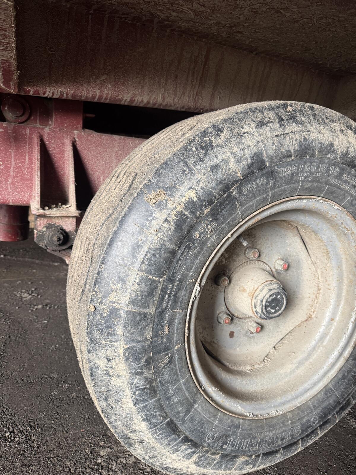 325/65 R 18 Anhängerreifen 2