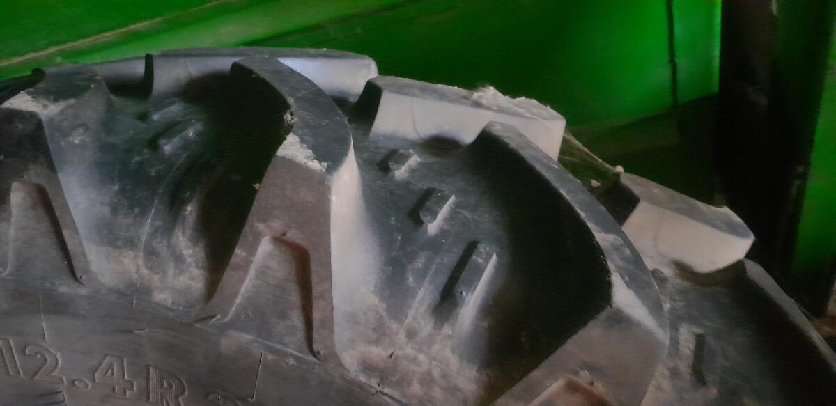 Neuwertige Reifen 12.4 R36 Kleber 2