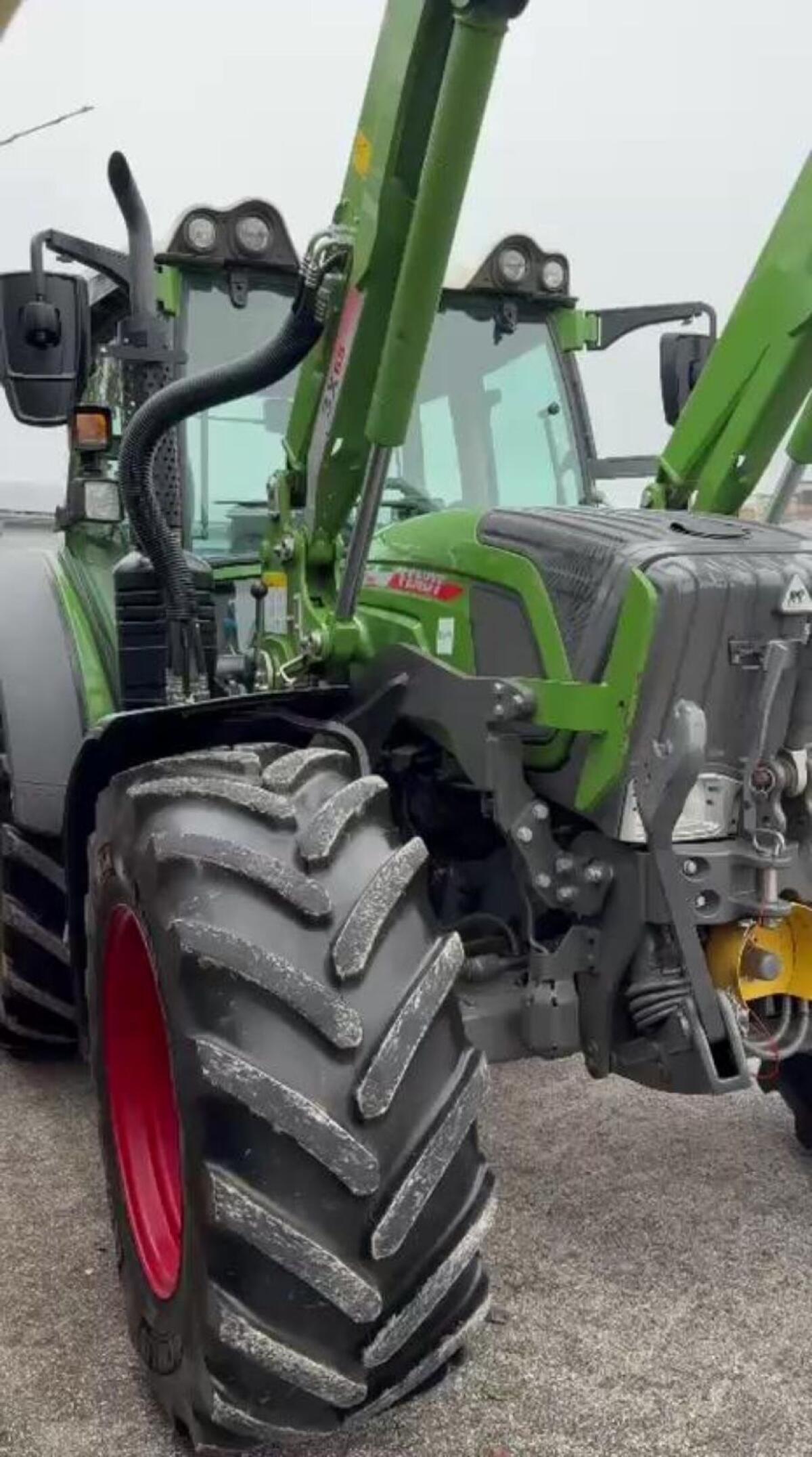 Fendt 207 Vario mit Fendt Cargo 3X65 Frontlader 1