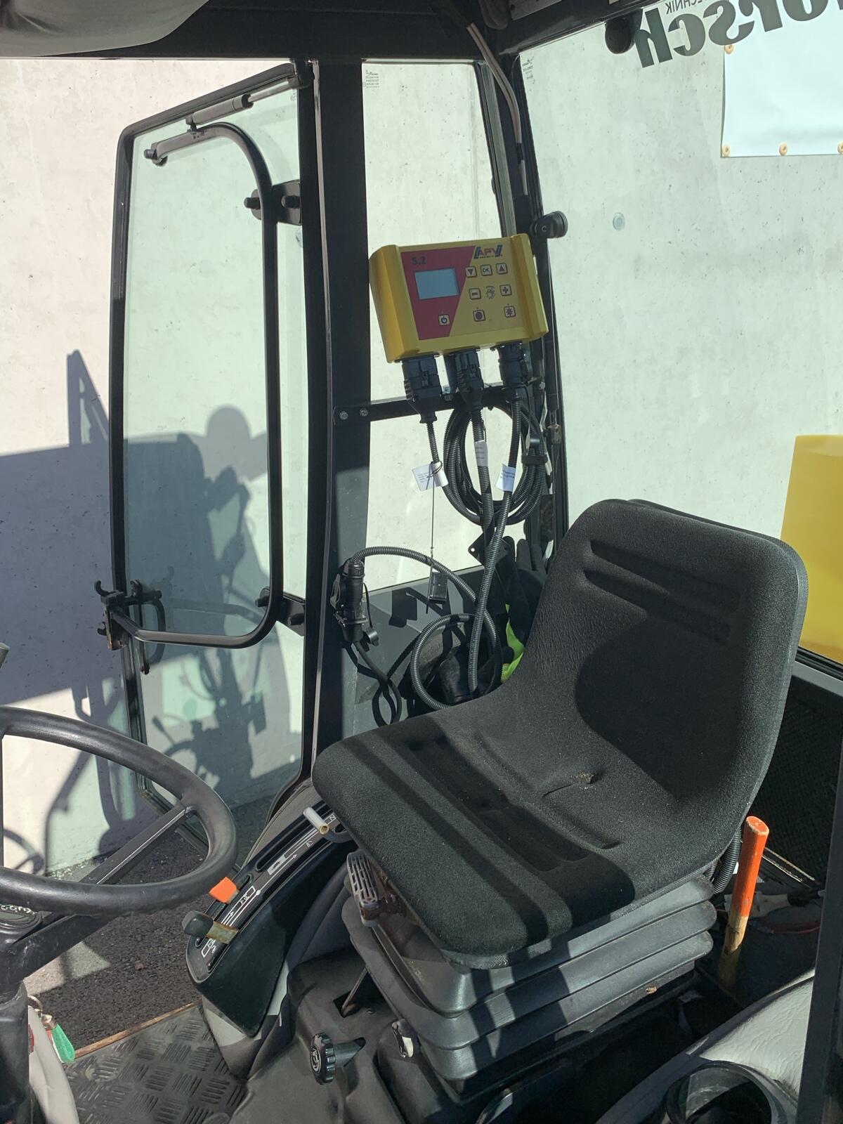 Kubota BX2200 mit Schneeschild, 2 Salzstreuern und Kehrbesen 3