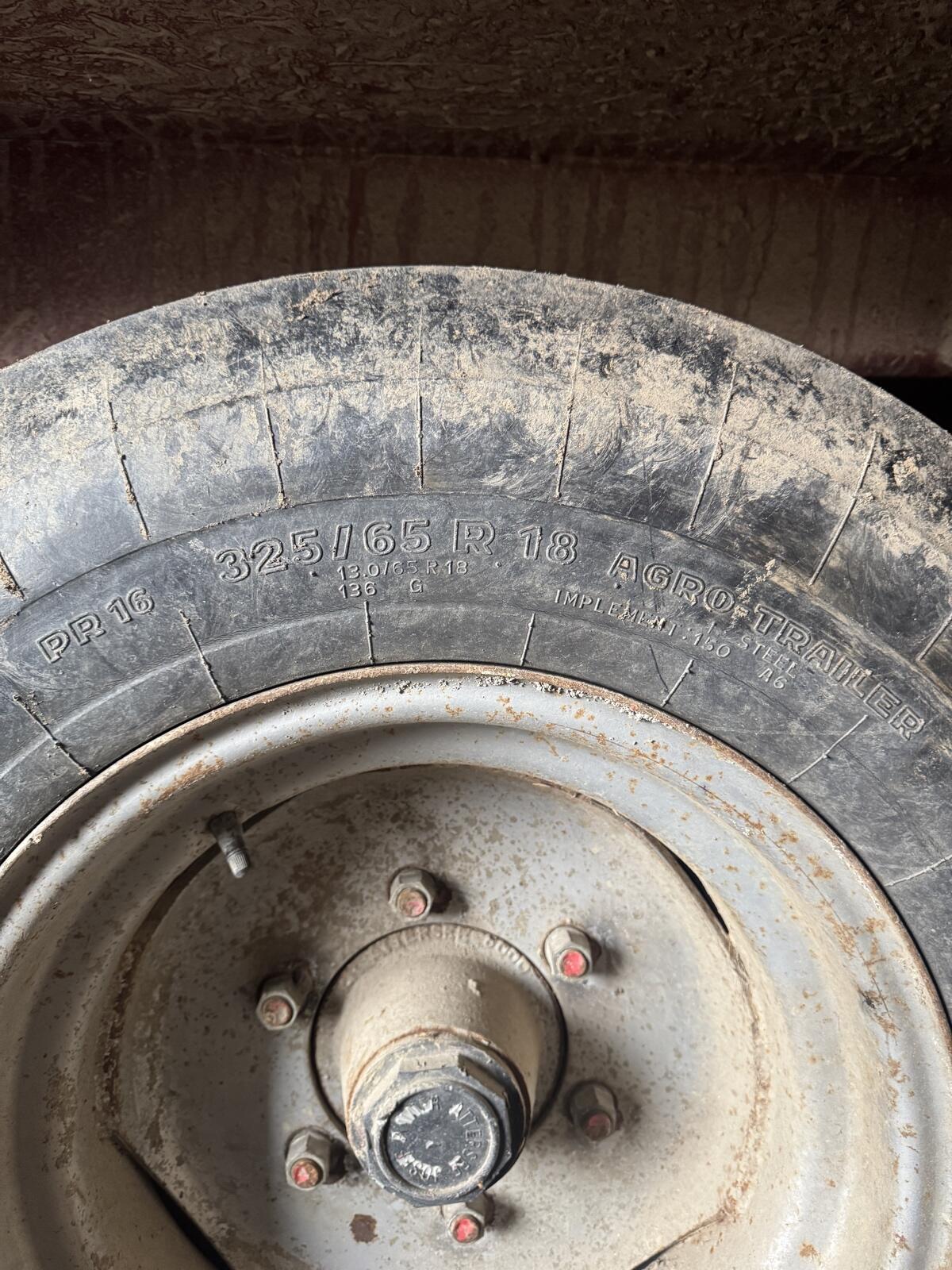 325/65 R 18 Anhängerreifen 3