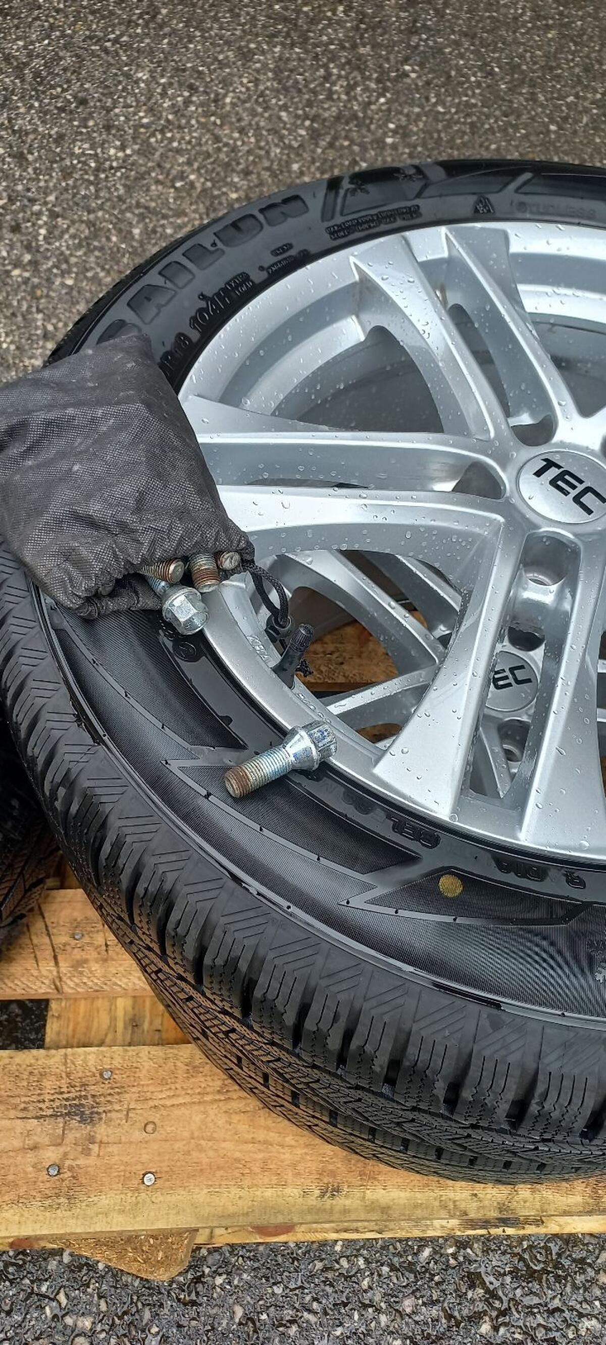 Winterkompletträder 235/55R18 104H ET45 8,0Jx18NZ 3