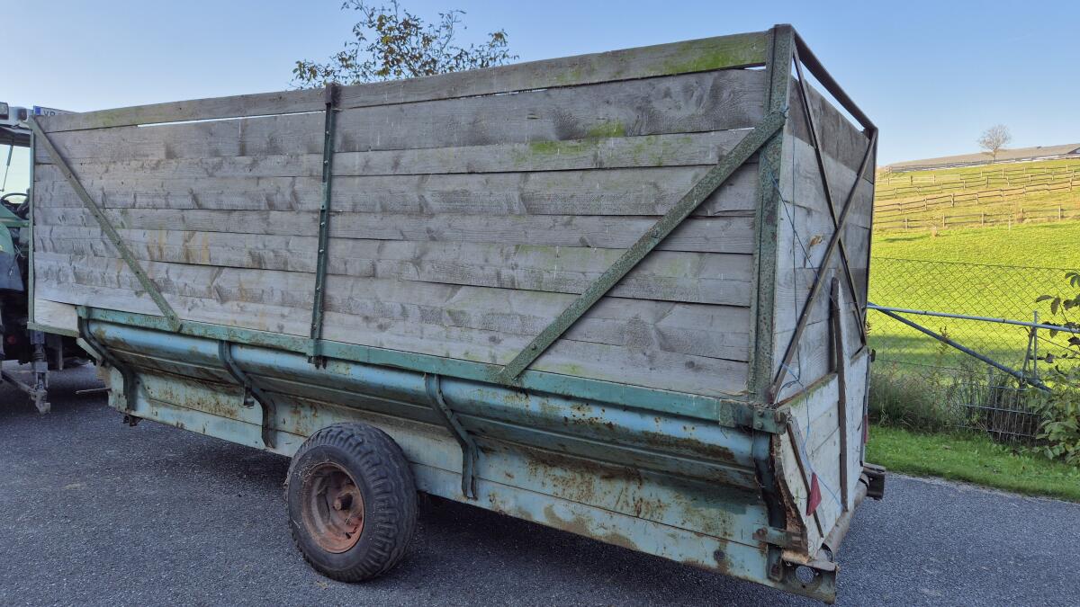 Traktoranhänger mit/ohne Sägespäne 2