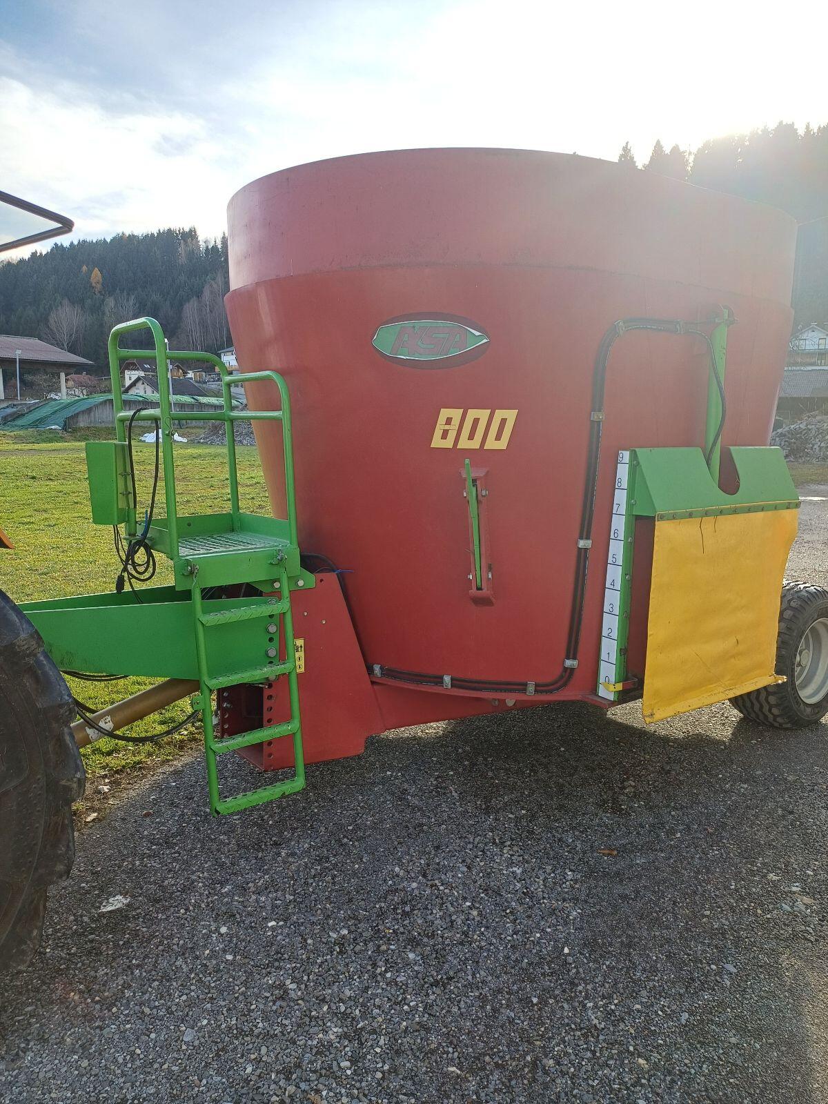 Futtermischwagen und Silozange AKSA 2