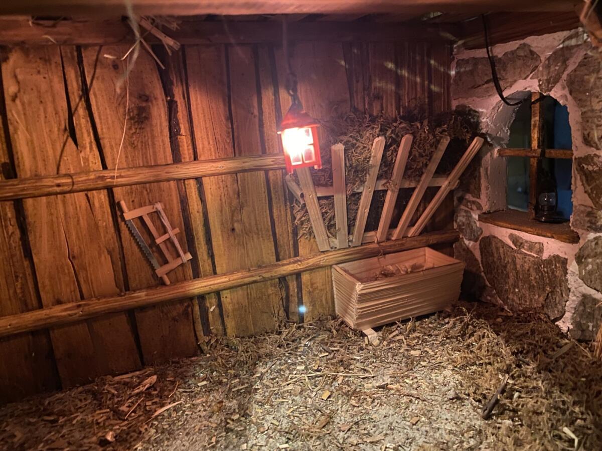 Selbstgebaute Krippe mit Beleuchtung und Figuren 2