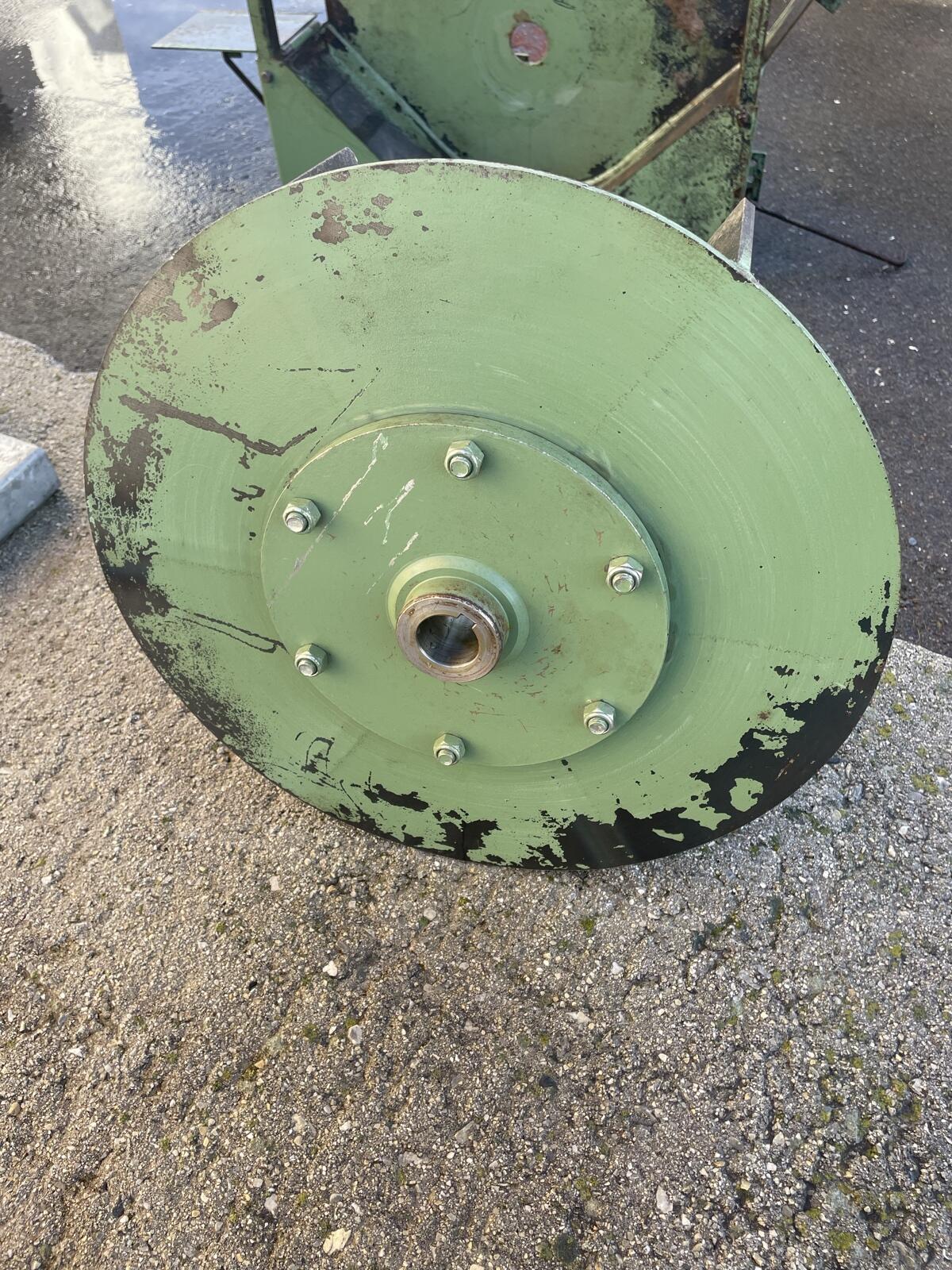 Schleuderrad inkl. Motor, Gestell und Abdeckung 3