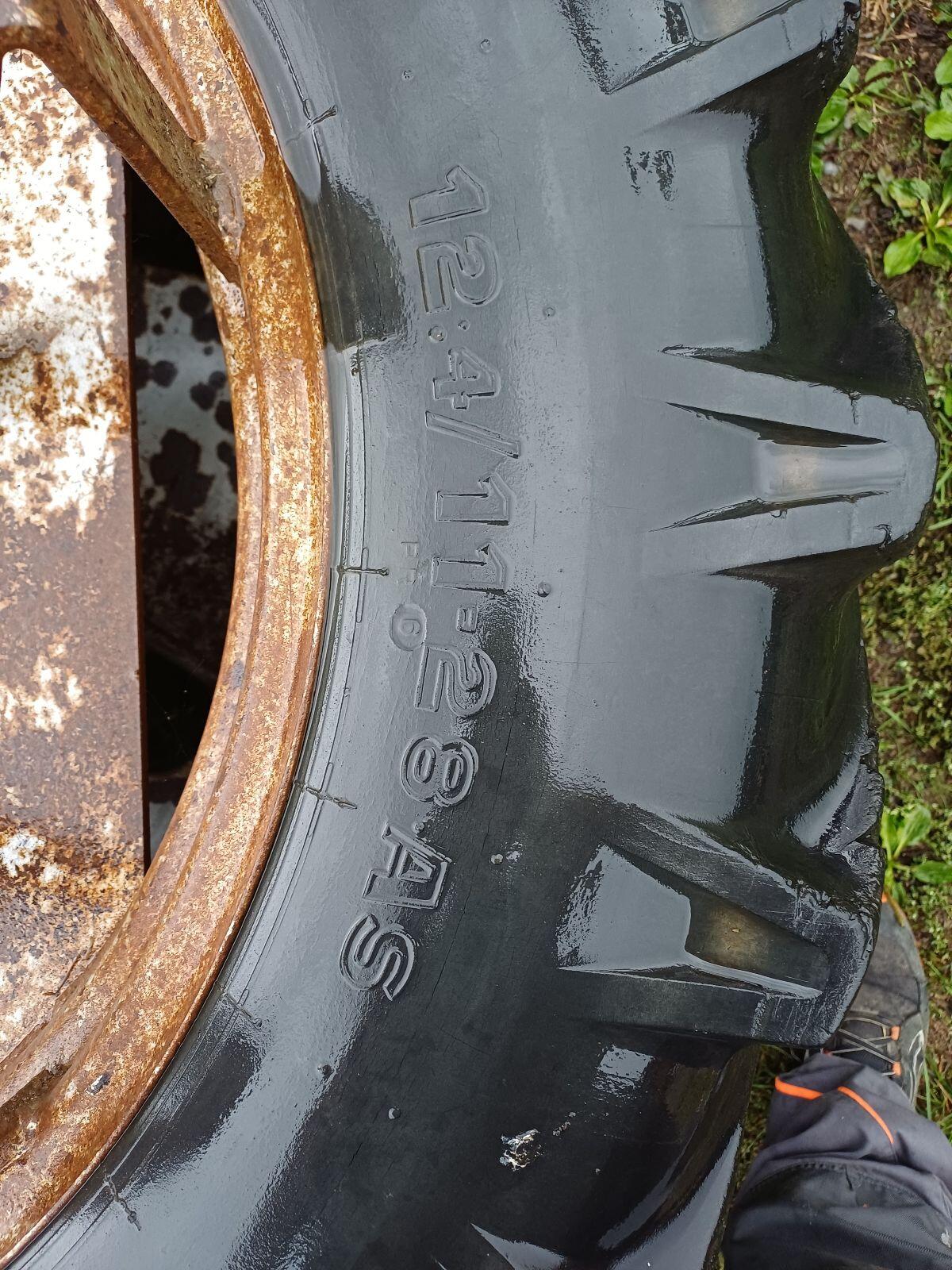 Zwillingsreifen 12.4/11 R28 2