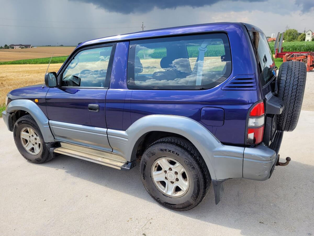 Geländewagen Toyota Land Cruiser J9 3
