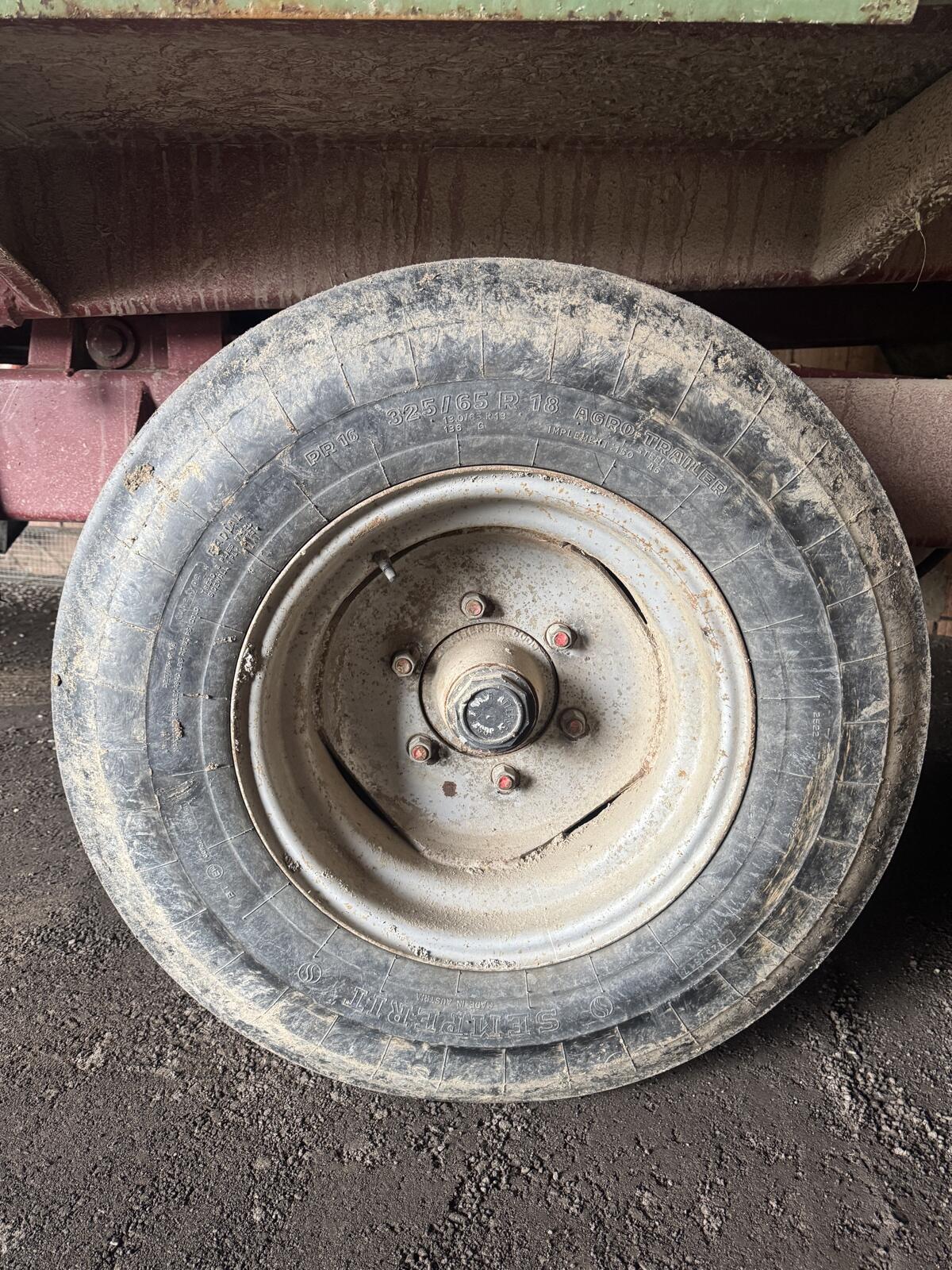 325/65 R 18 Anhängerreifen 1