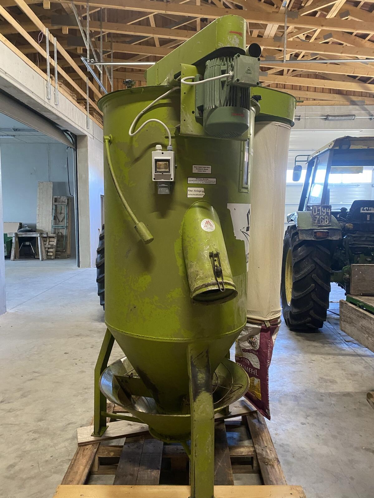 Mühle mit Futtermischer und Vorratsbehälter 1