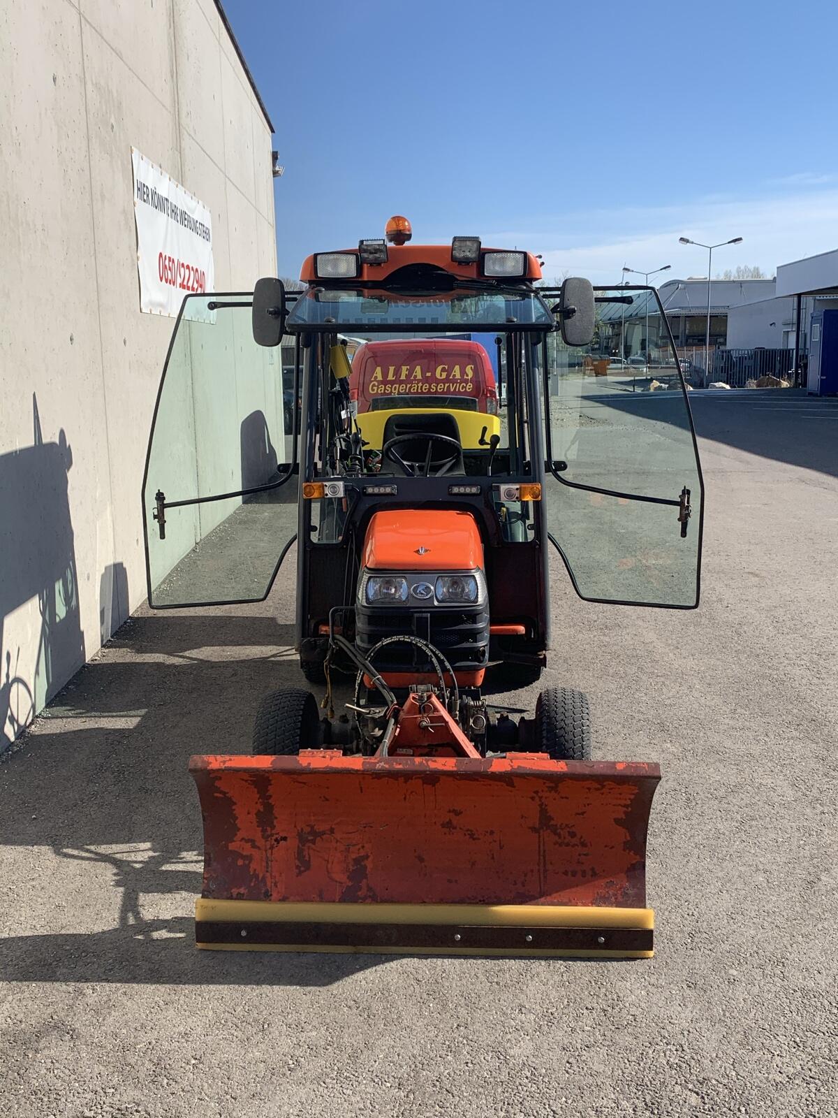 Kubota BX2200 mit Schneeschild, 2 Salzstreuern und Kehrbesen 1