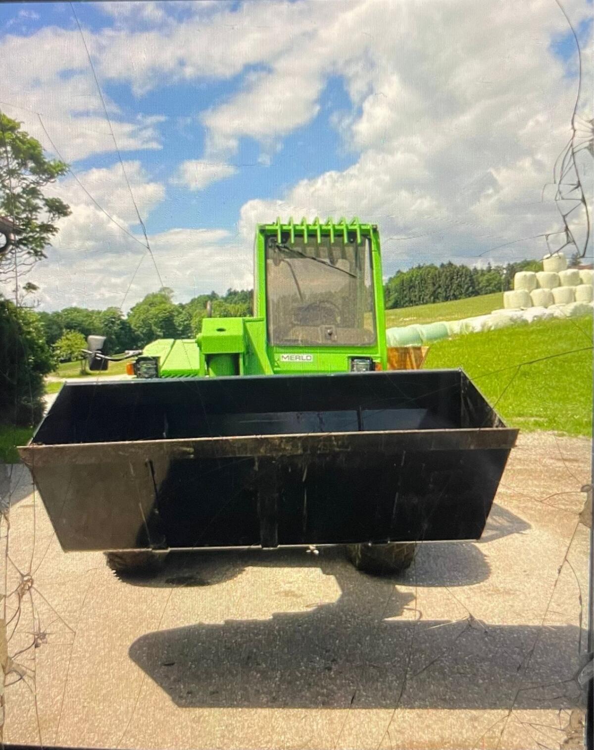 Schaufel mit Merloaufnahme 1