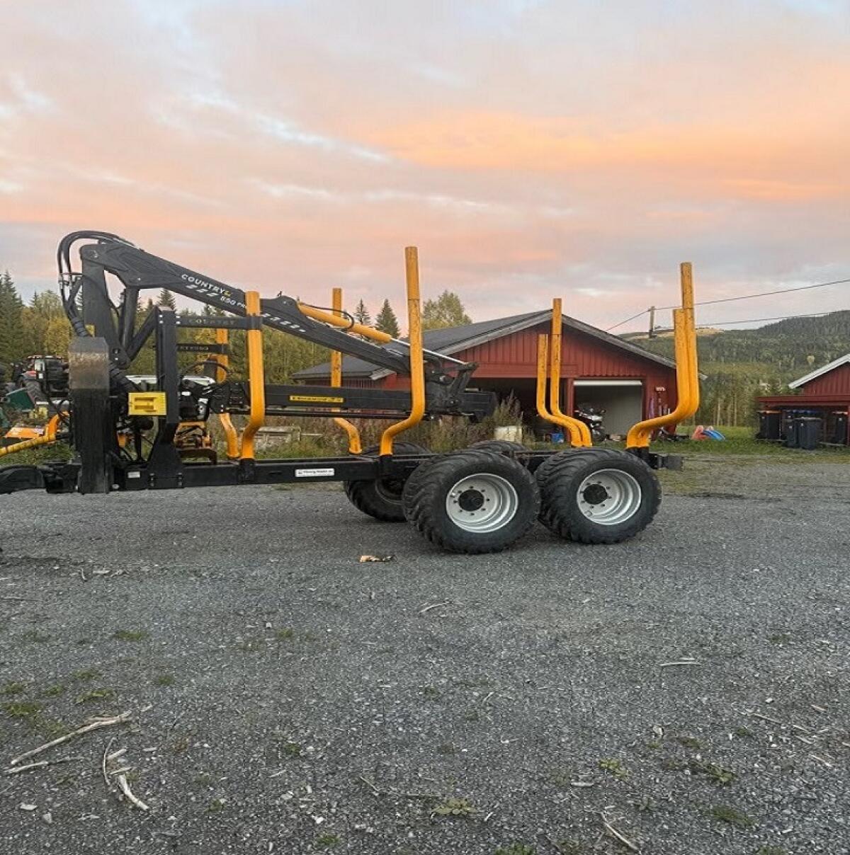 Land T130D Holzanhänger 3