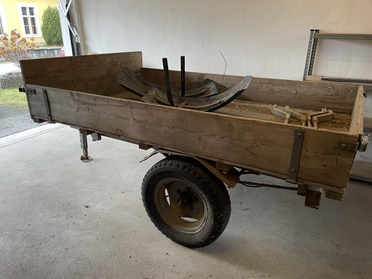 Anhänger mit abnehmbaren Plateau und Rungen für Holz 3