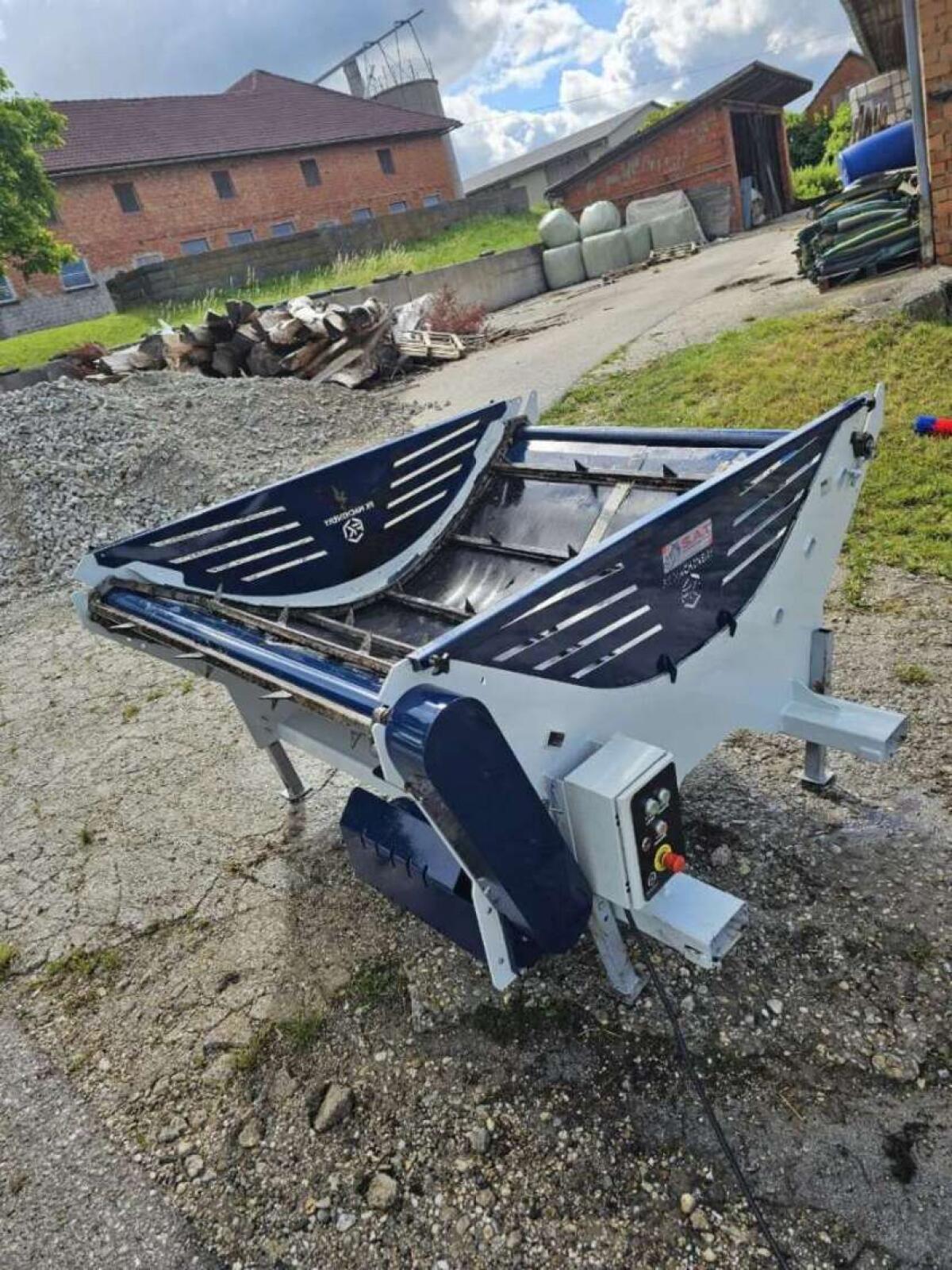 Stationärer Rundballenabwickler 1