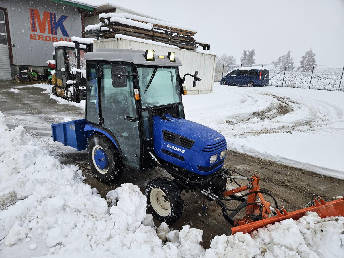 Traktor, Kleintraktor, Schneeschild Marke Mahindra 2