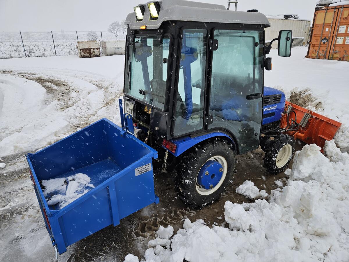 Traktor, Kleintraktor, Schneeschild Marke Mahindra 3