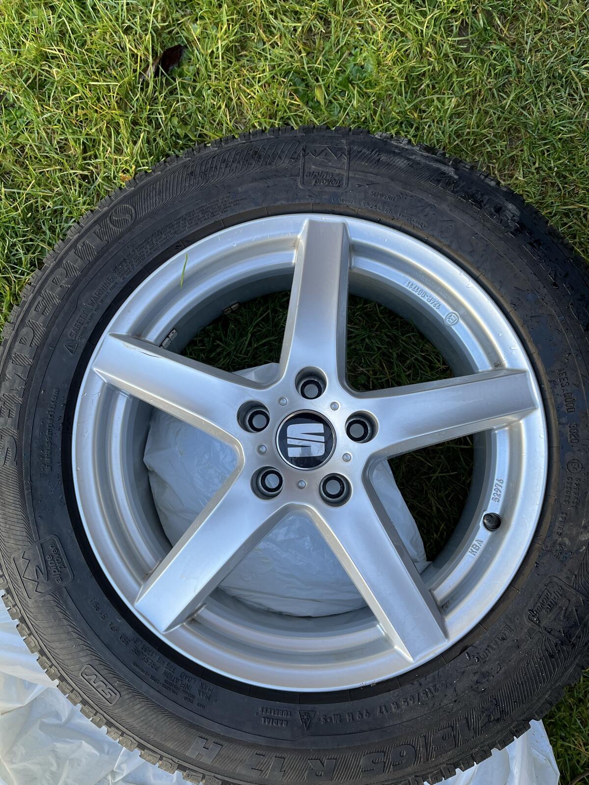Winterreifen mit gepflegten Alufelgen 1