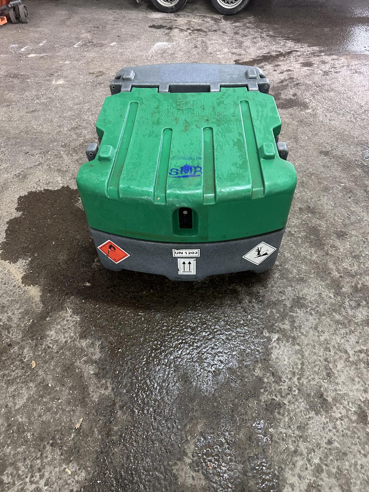 JFC Mobil-Tankstelle 1