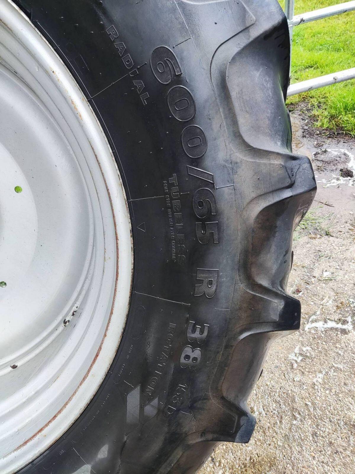 Reifen- und Felgensatz 650/65 R38 und 540/65 R26 2