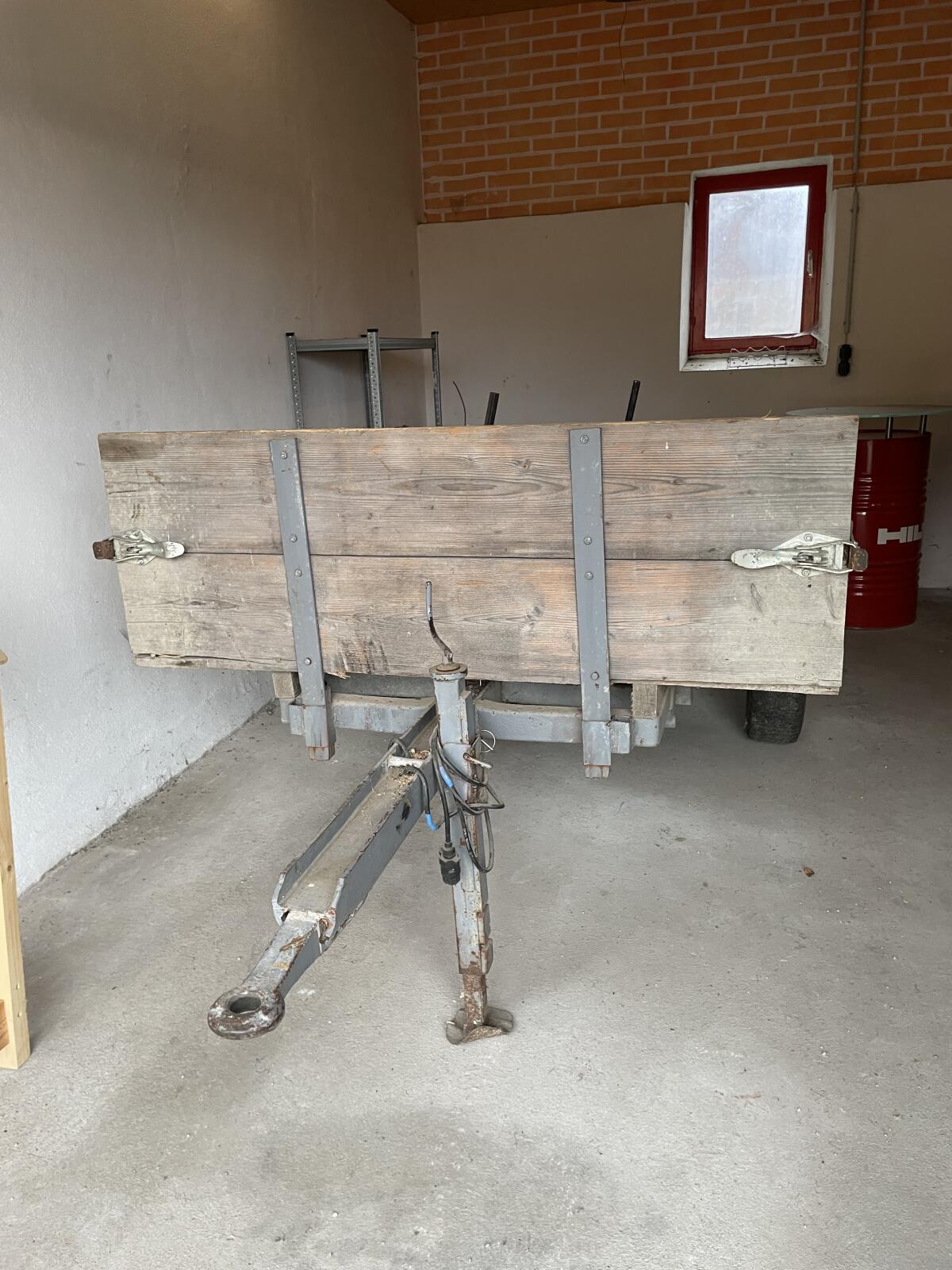 Anhänger mit abnehmbaren Plateau und Rungen für Holz 1