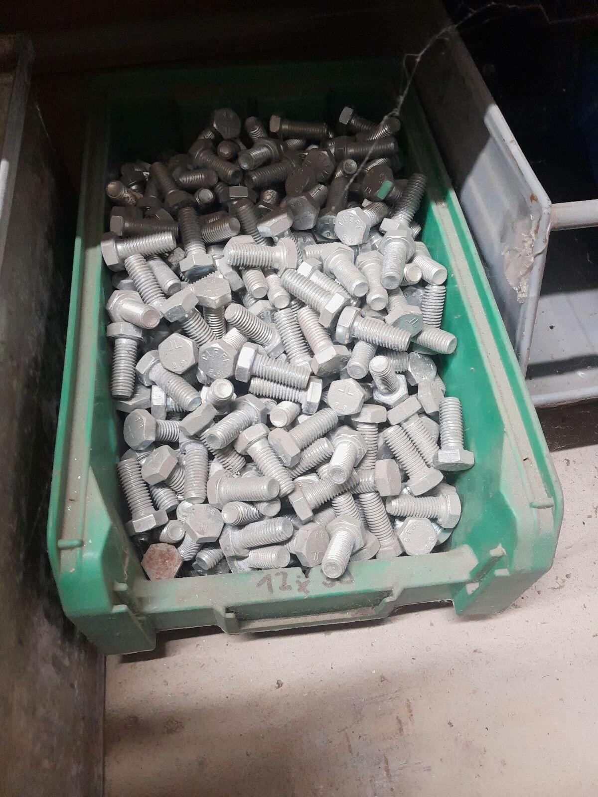 Schrauben und Muttern 3