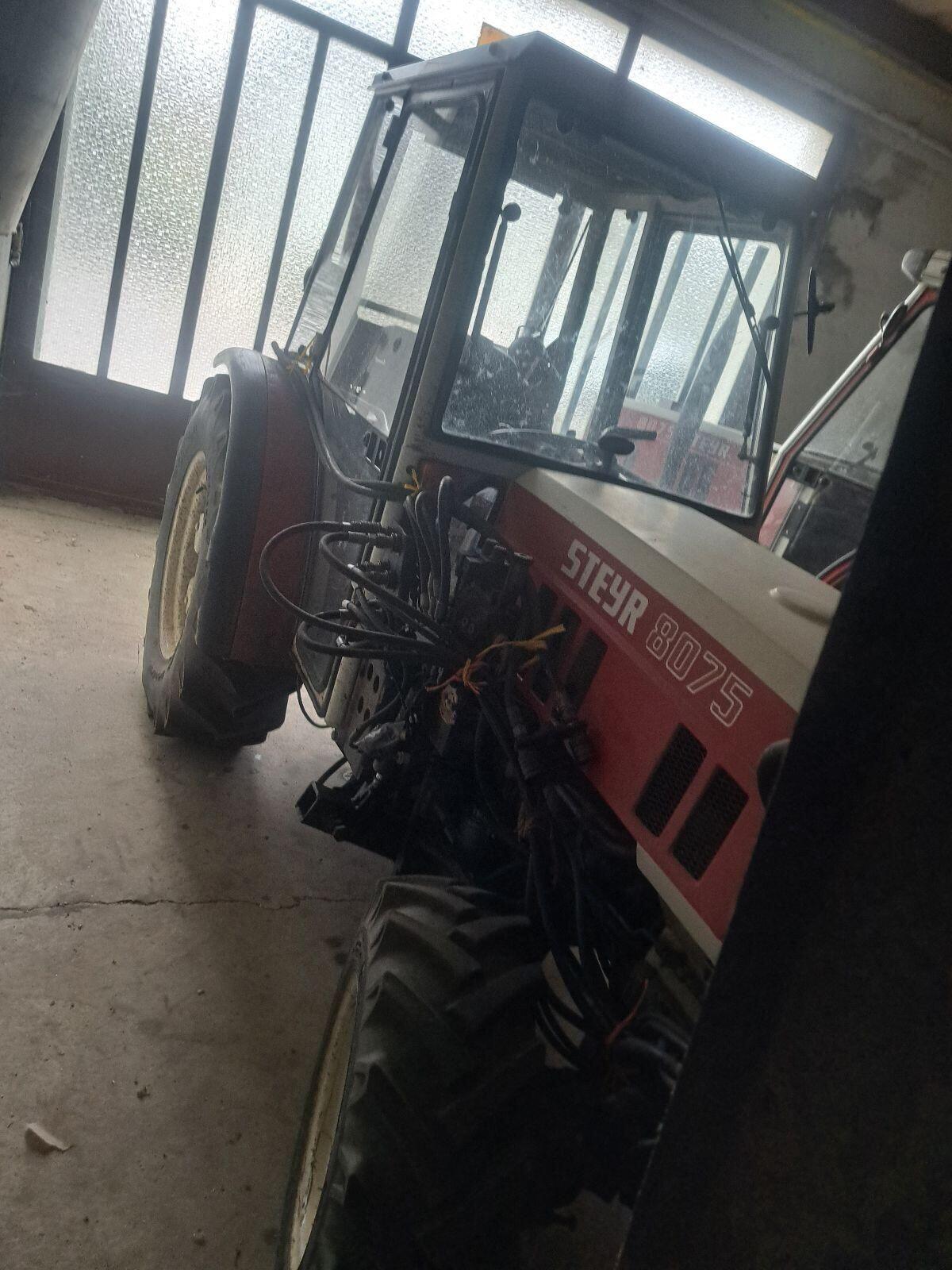 Traktor Steyr 8075 APS, Laubschneider, Konsole für Räumgerät 3