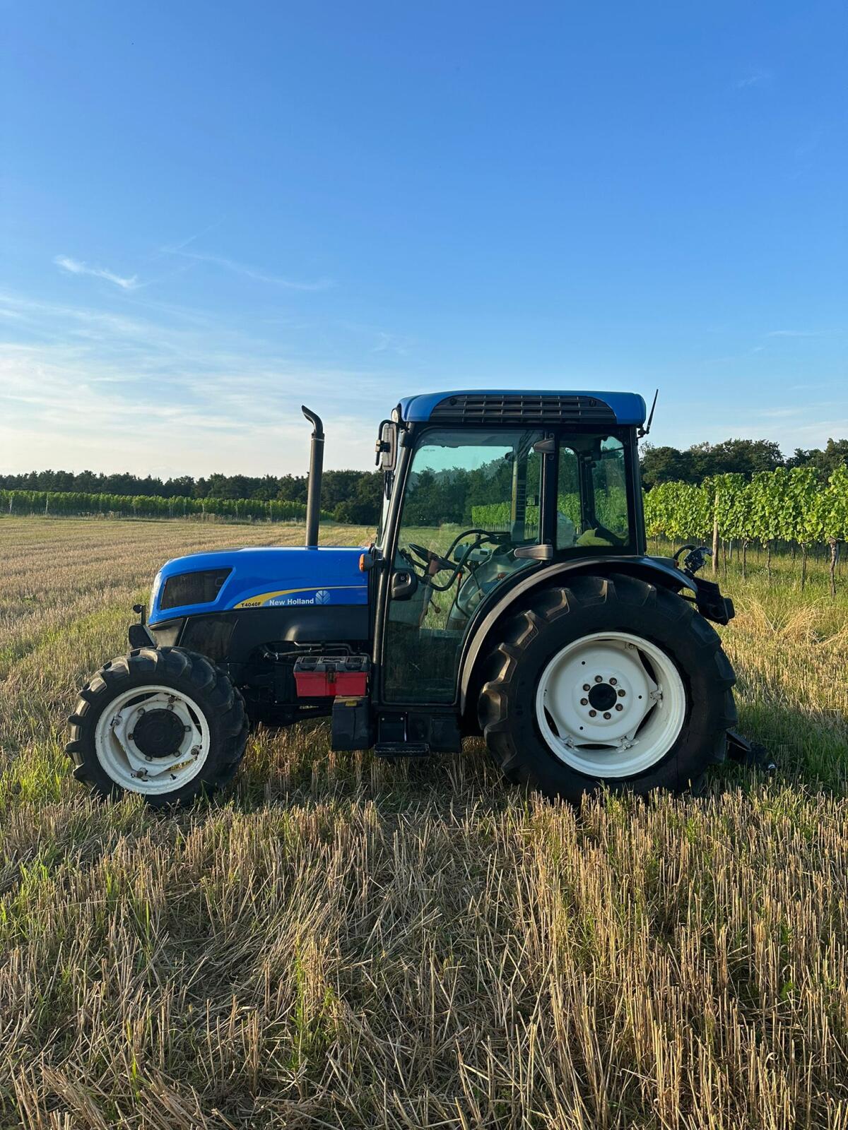 New Holland T4040F 3
