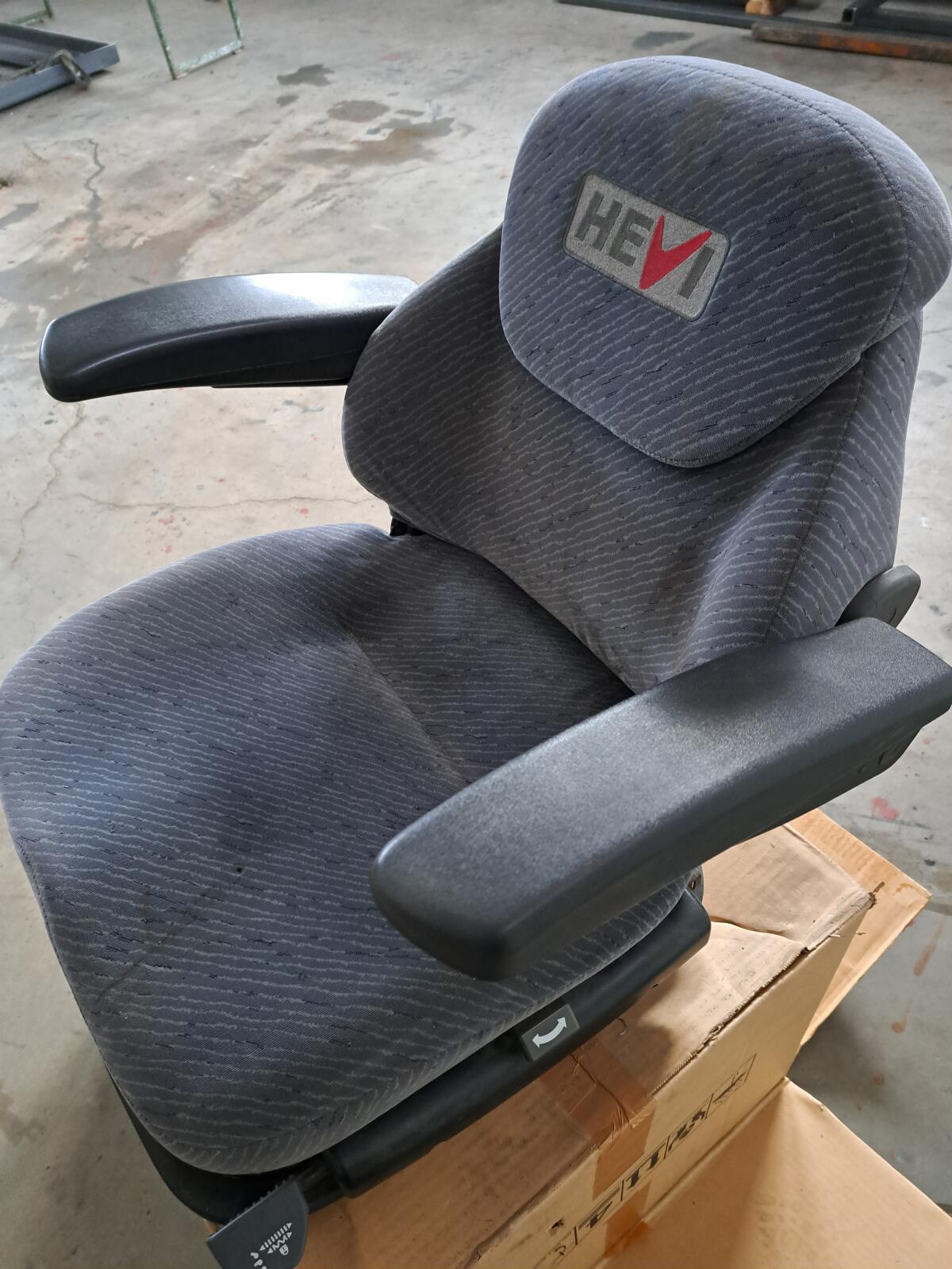 Traktorsitz, Luftsitz Hevi von Steyr 9094 3