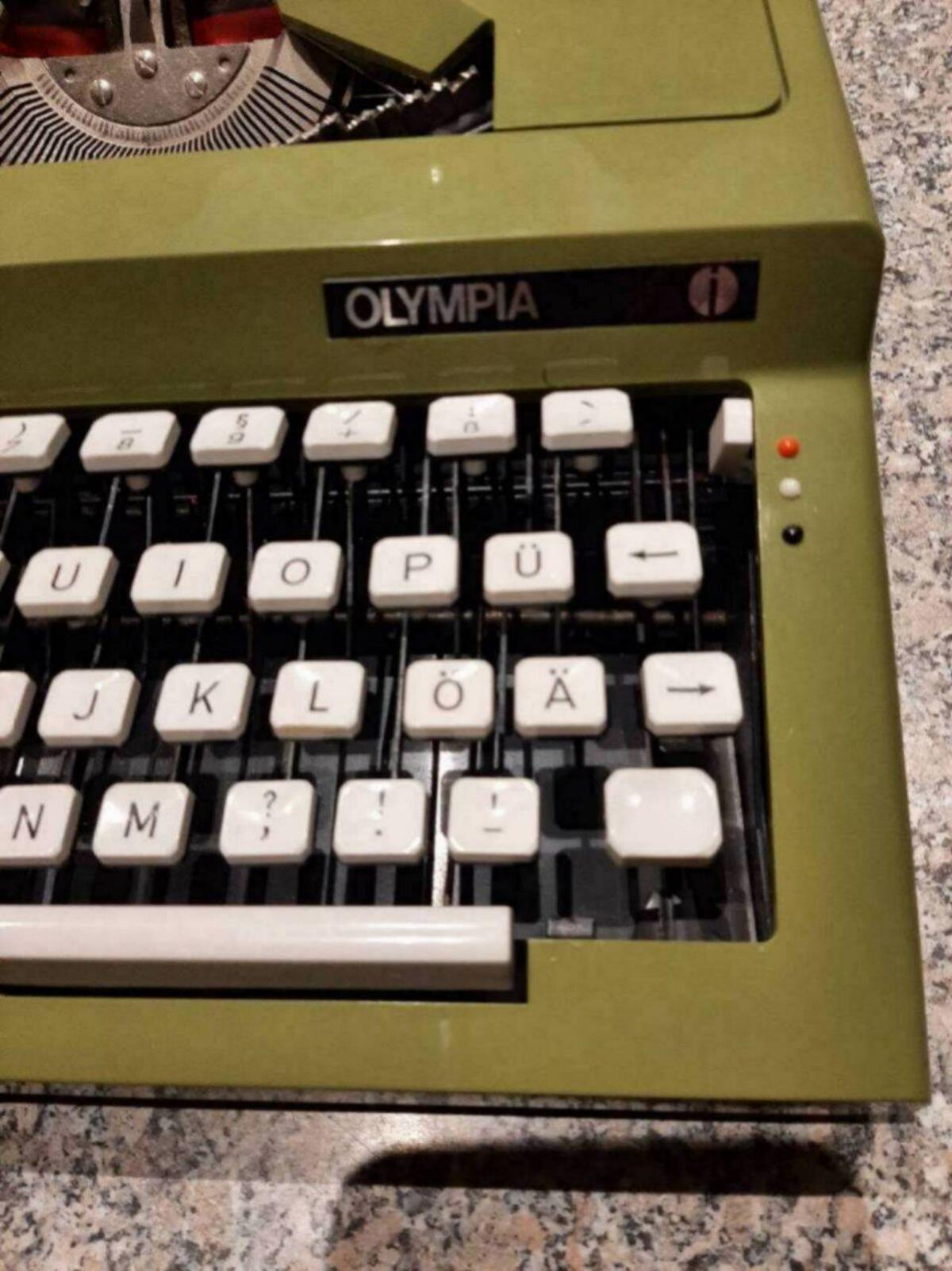 Olympia Kofferschreibmaschine Splendid 2