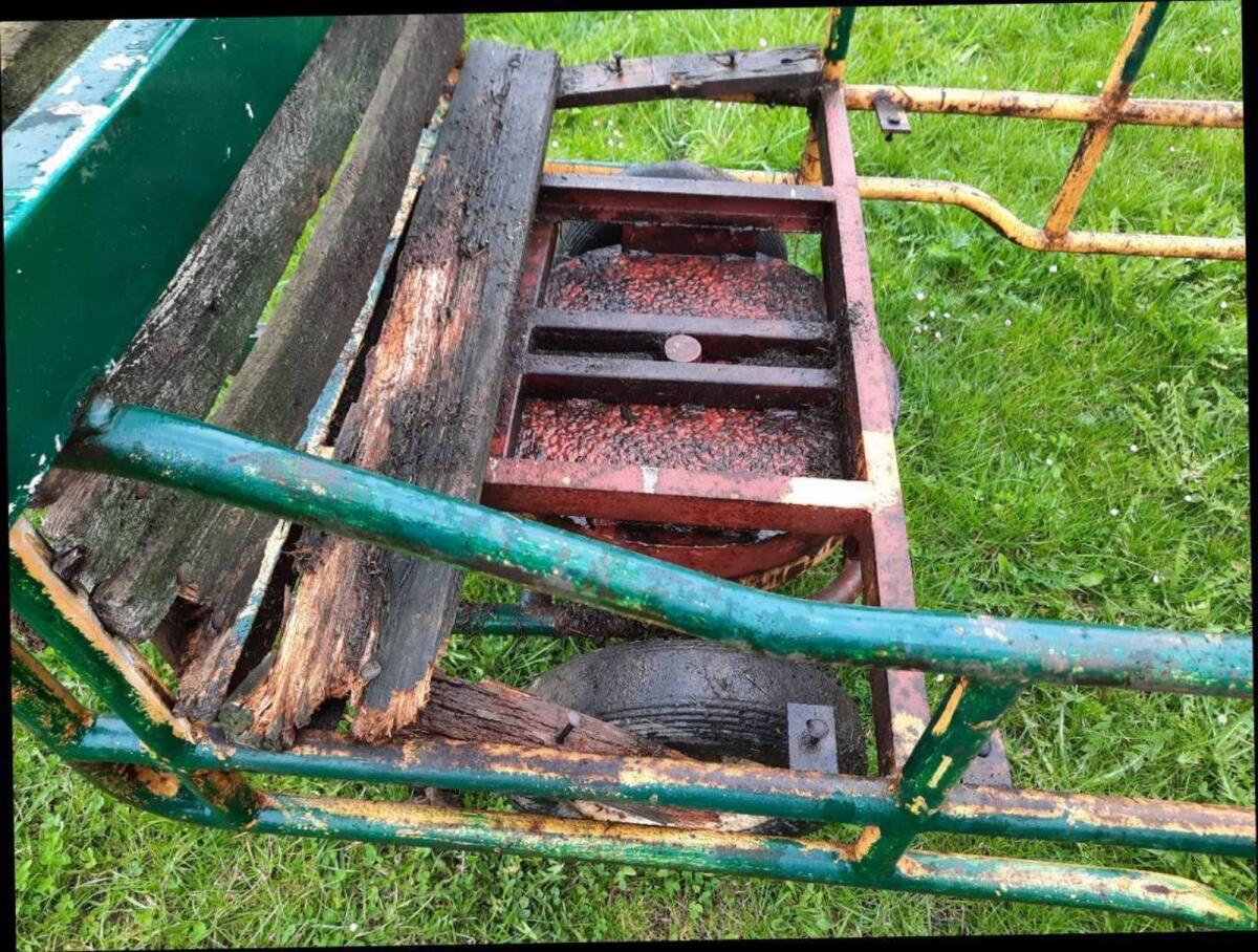 Postanhänger Holzanhänger Anhänger für Bummelzug - Fasching 3