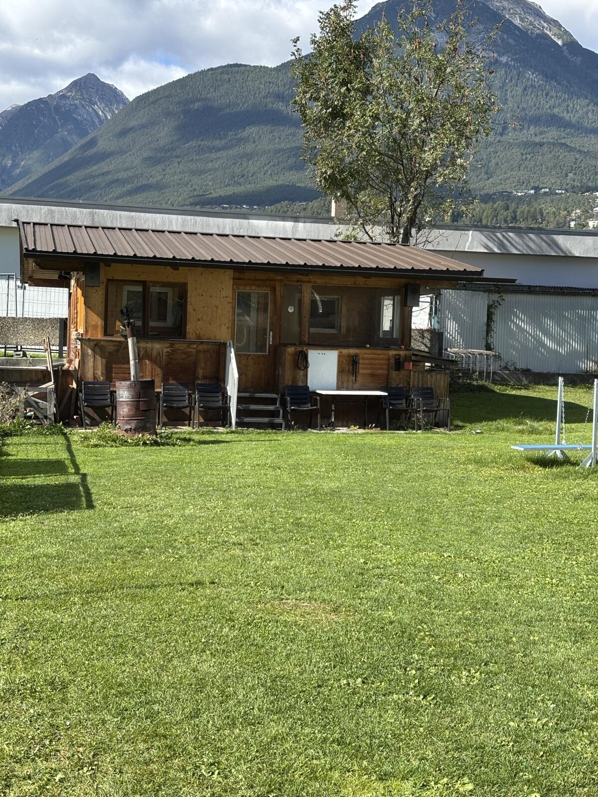 Hütte mit integriertem Container – vielseitig nutzbar 2