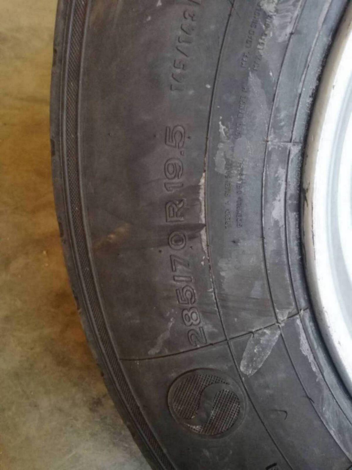 Komplett Kipperreifen 285/70R19.5 6-Loch ET0 2