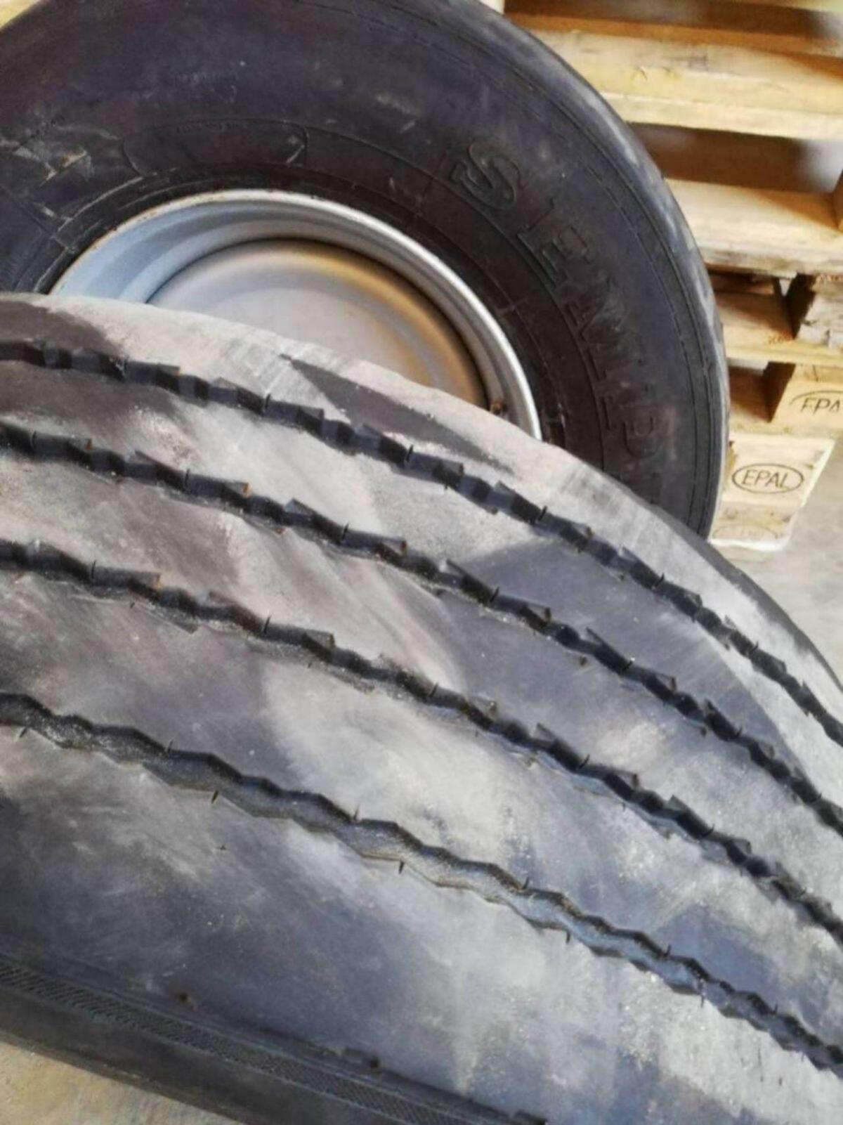 Komplett Kipperreifen 285/70R19.5 6-Loch ET0 3