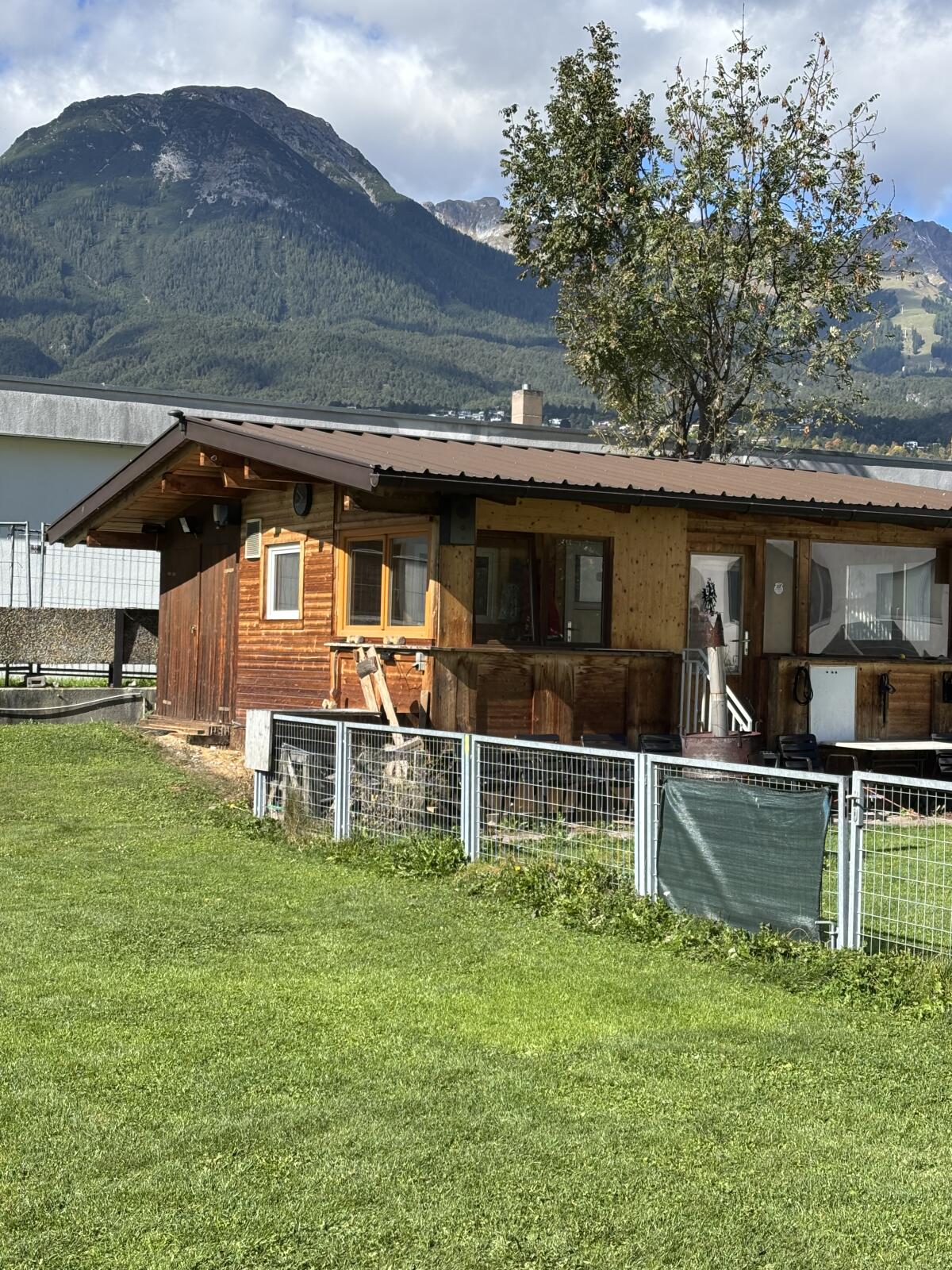 Hütte mit integriertem Container – vielseitig nutzbar 1